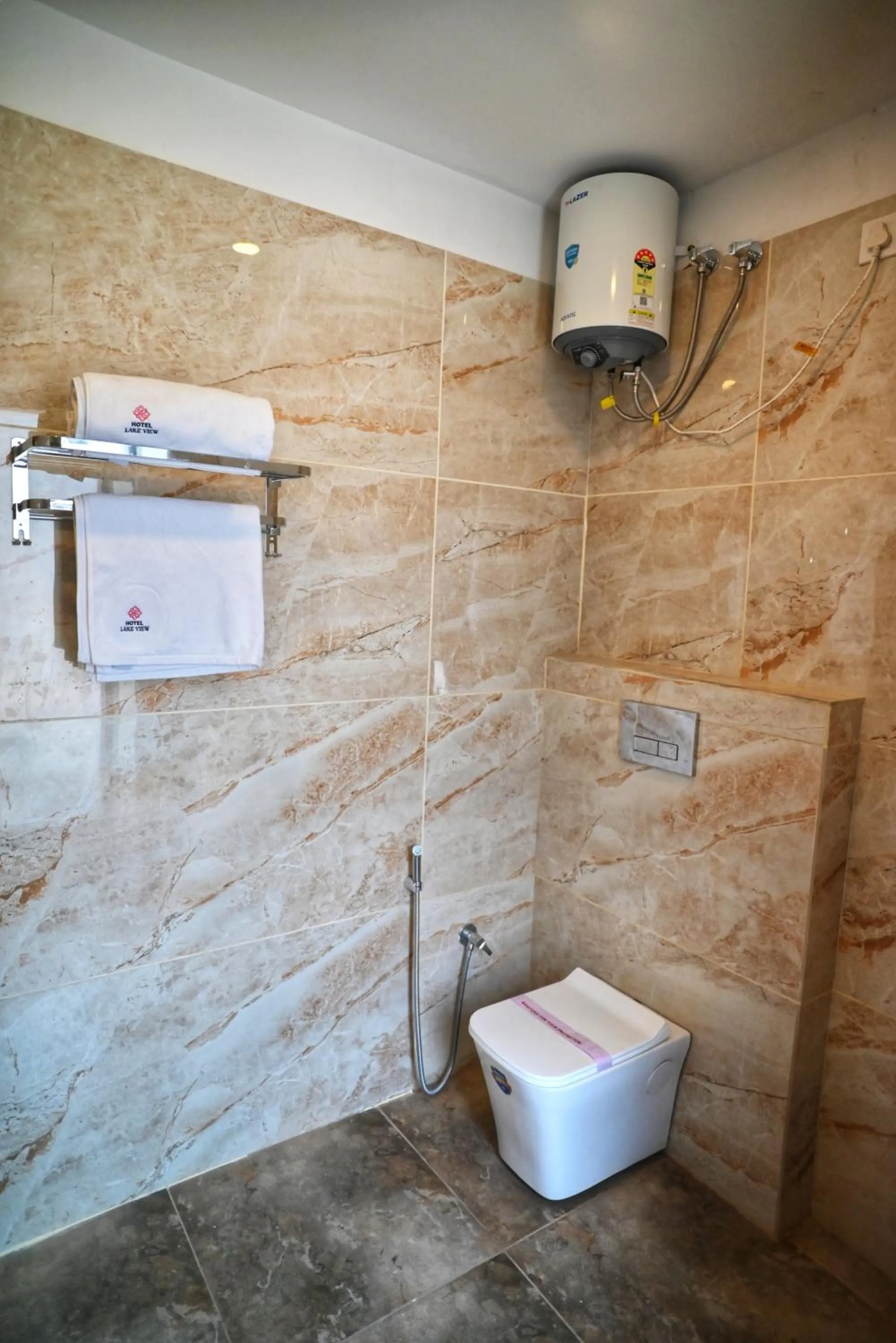 Bathroom in Hotel Lake View - Near Sukhna Lake