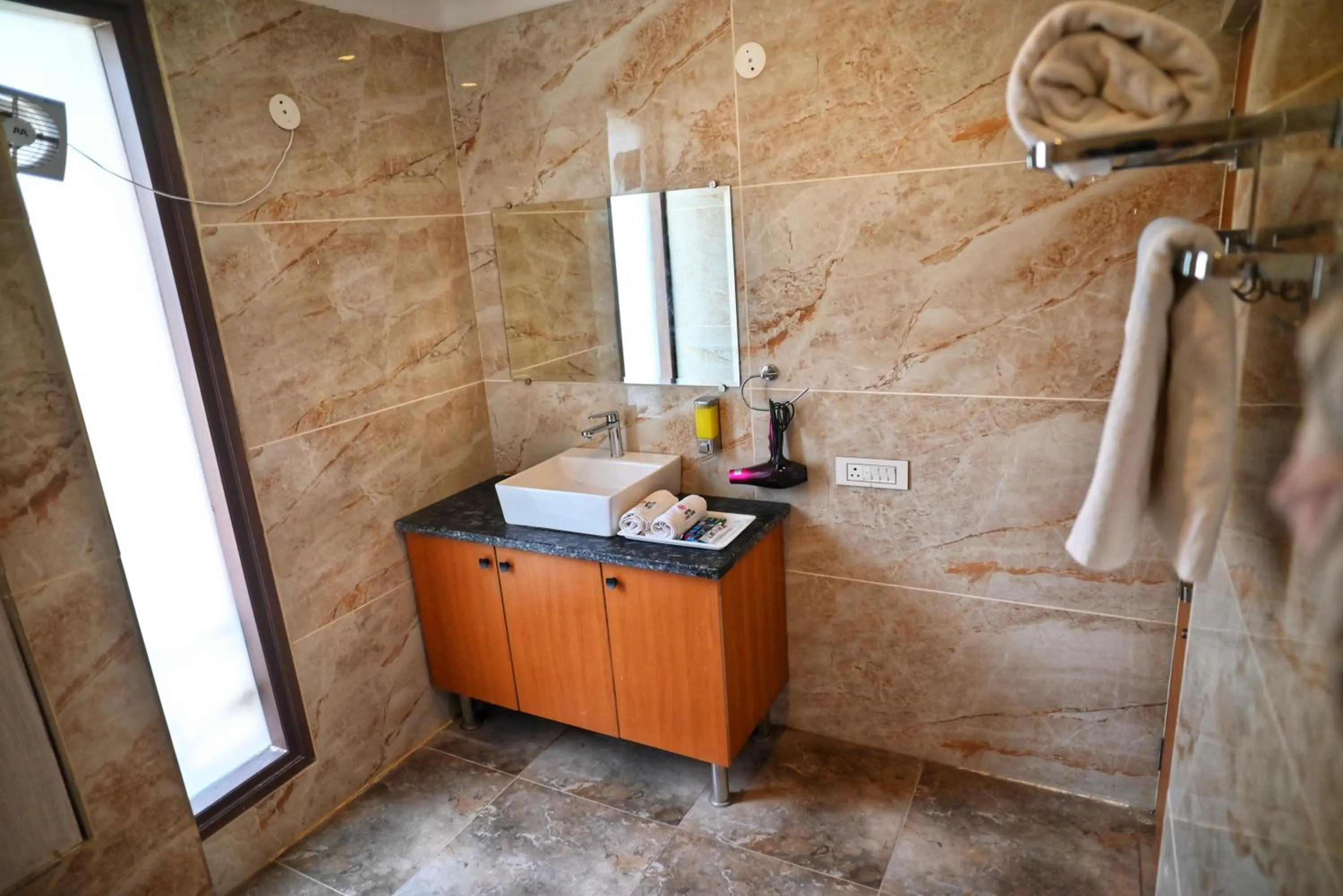 Bathroom in Hotel Lake View - Near Sukhna Lake