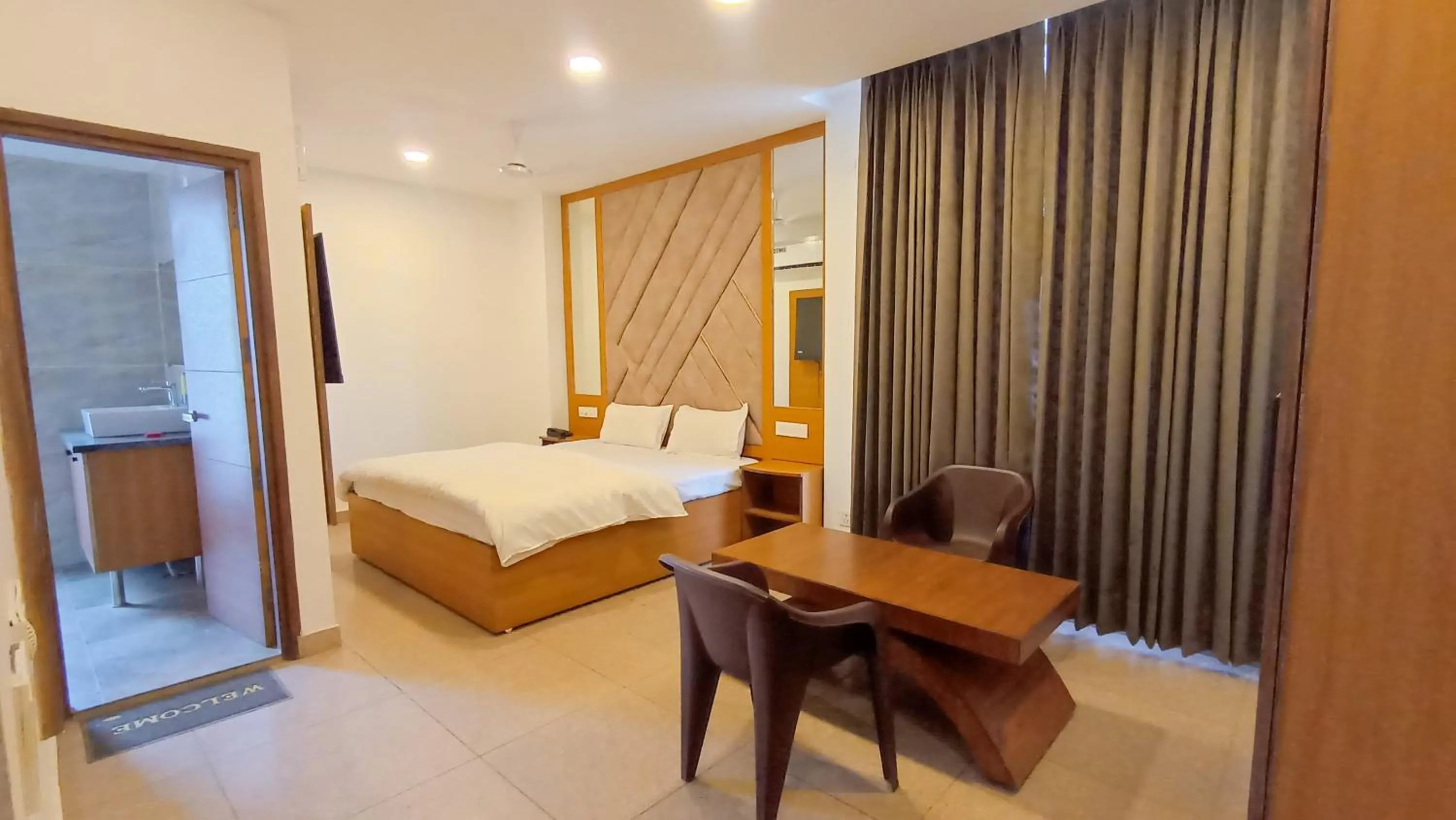 Bed in Hotel Lake View - Near Sukhna Lake