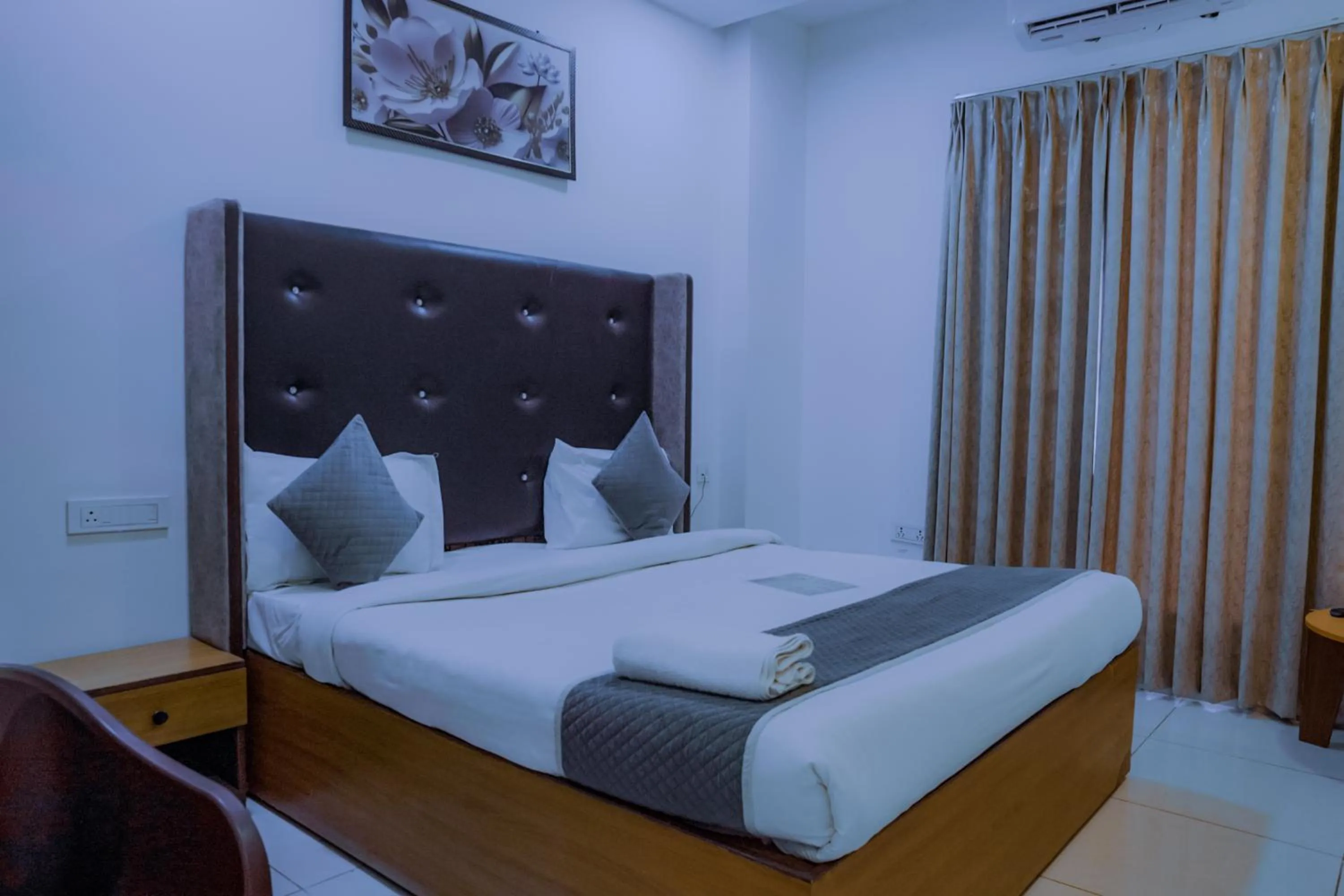 Bedroom, Bed in Hotel Lake View - Near Sukhna Lake