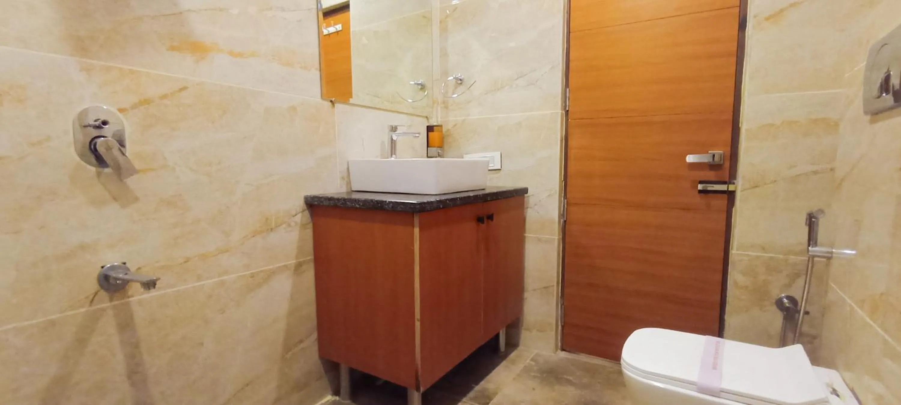 Bathroom in Hotel Lake View - Near Sukhna Lake