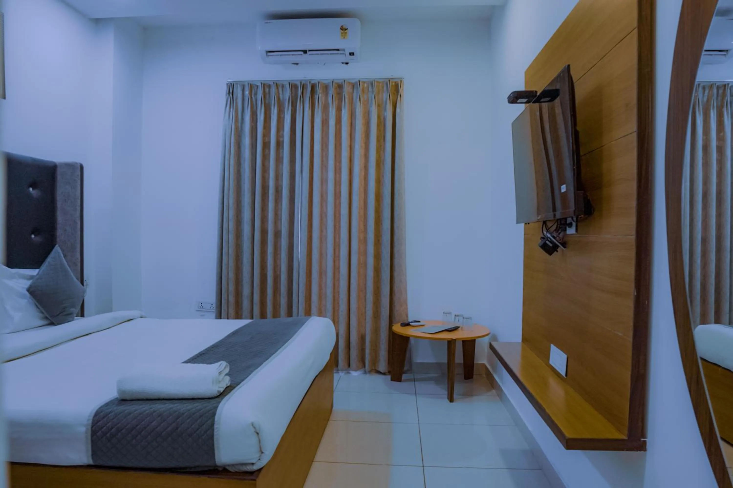 Bedroom, Bed in Hotel Lake View - Near Sukhna Lake