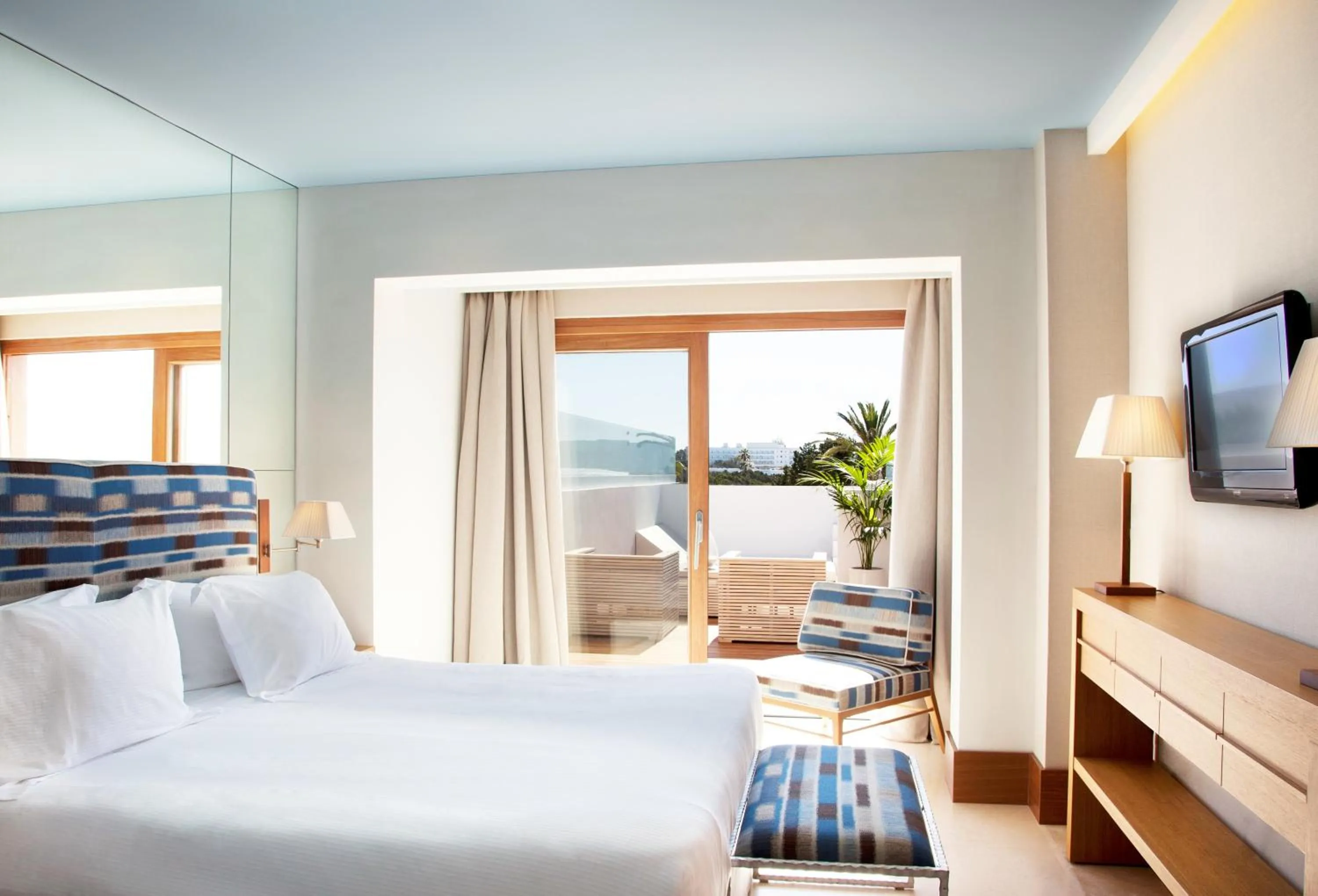 Balcony/Terrace, Bed in Gecko Hotel & Beach Club