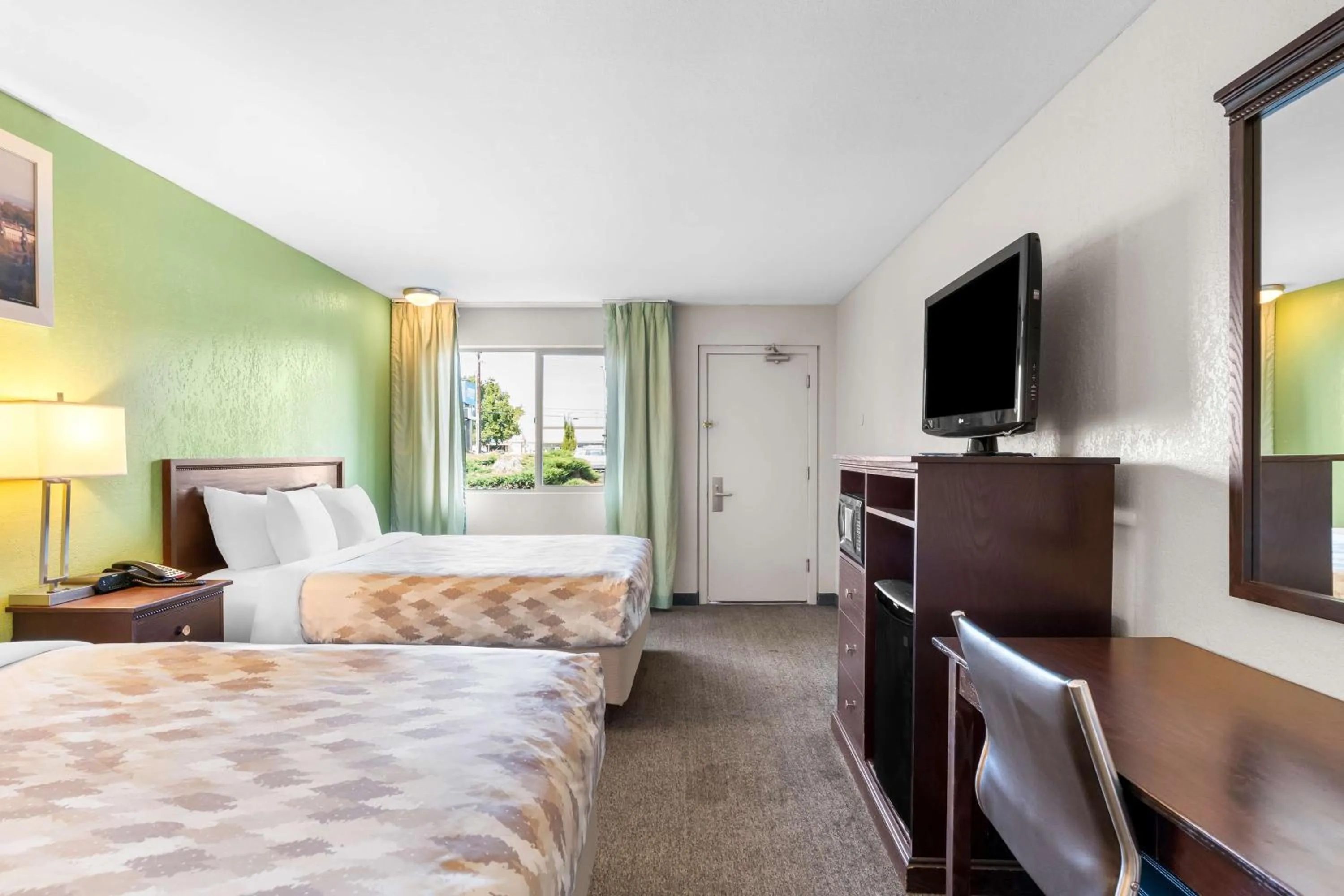 Bedroom in Americas Best Value Inn Yakima