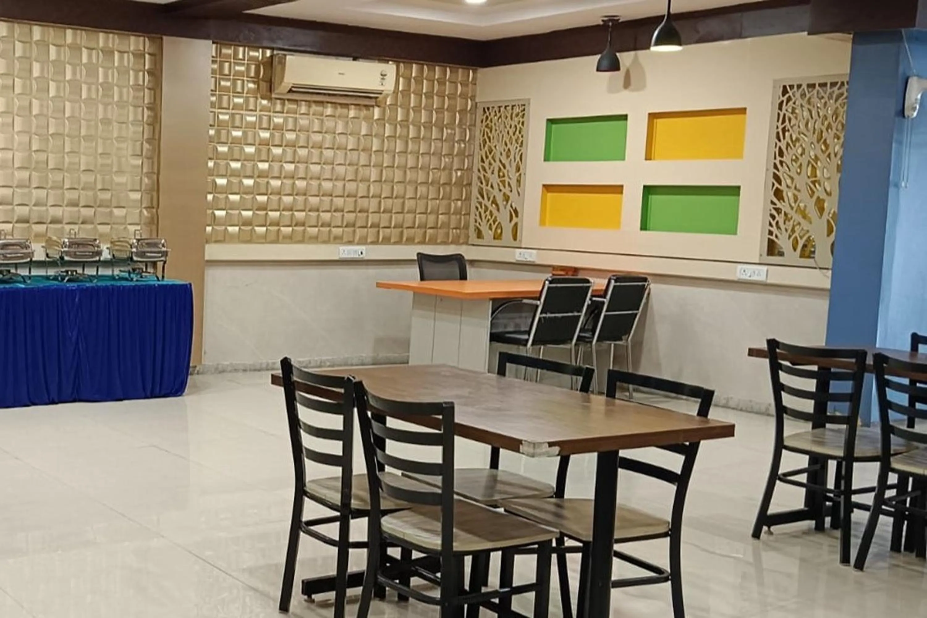 Restaurant/places to eat in Hotel Shree Kanta