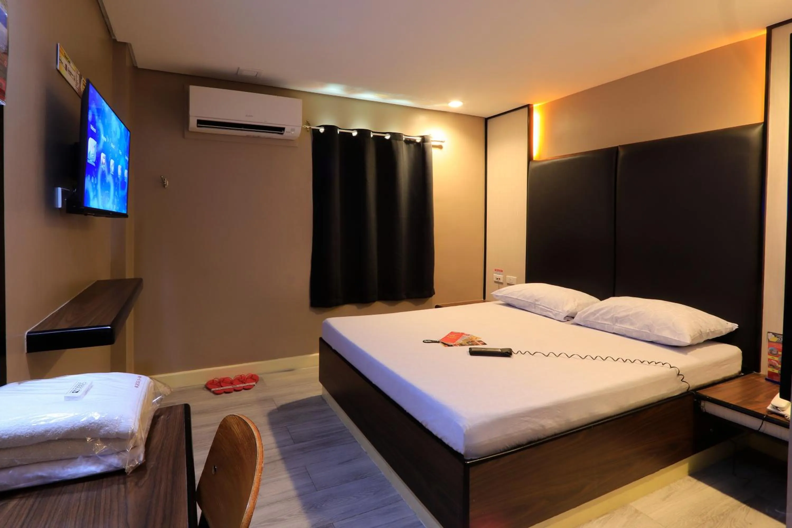 Bedroom, Bed in Hotel Sogo Fairview