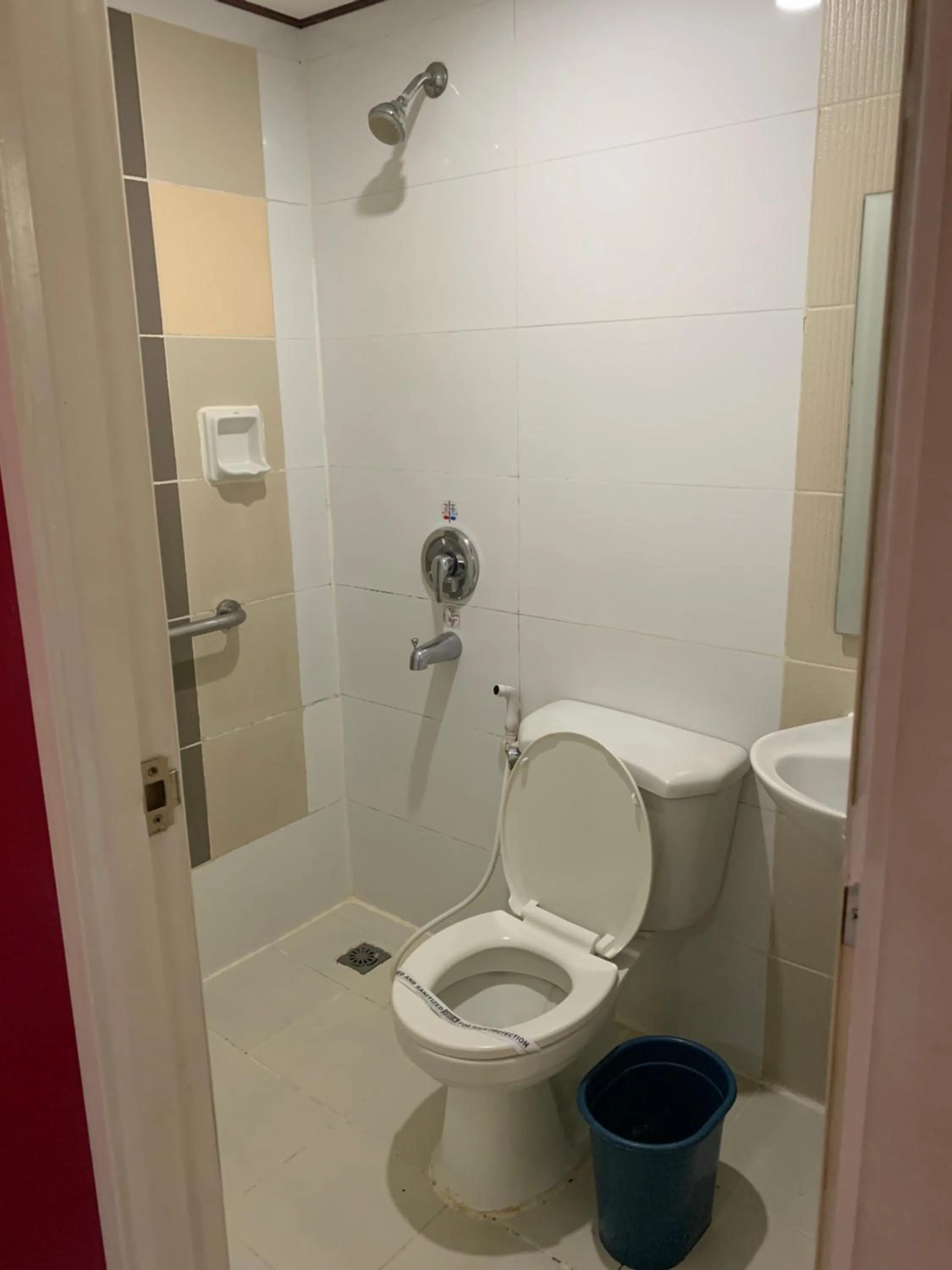 Toilet in Hotel Sogo Davao