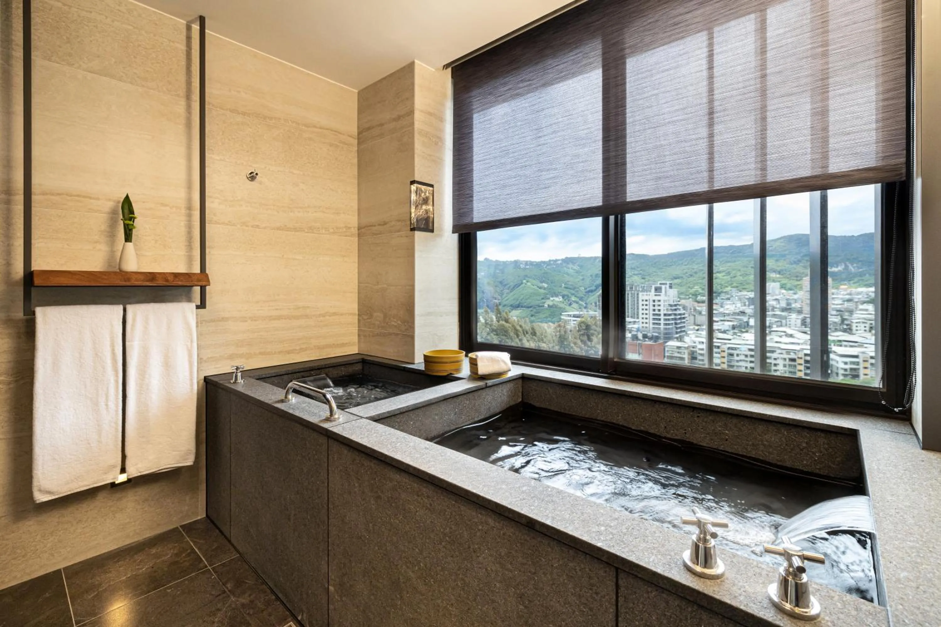 Bath in 北投晶泉丰旅 Wellspring by Silks Beitou