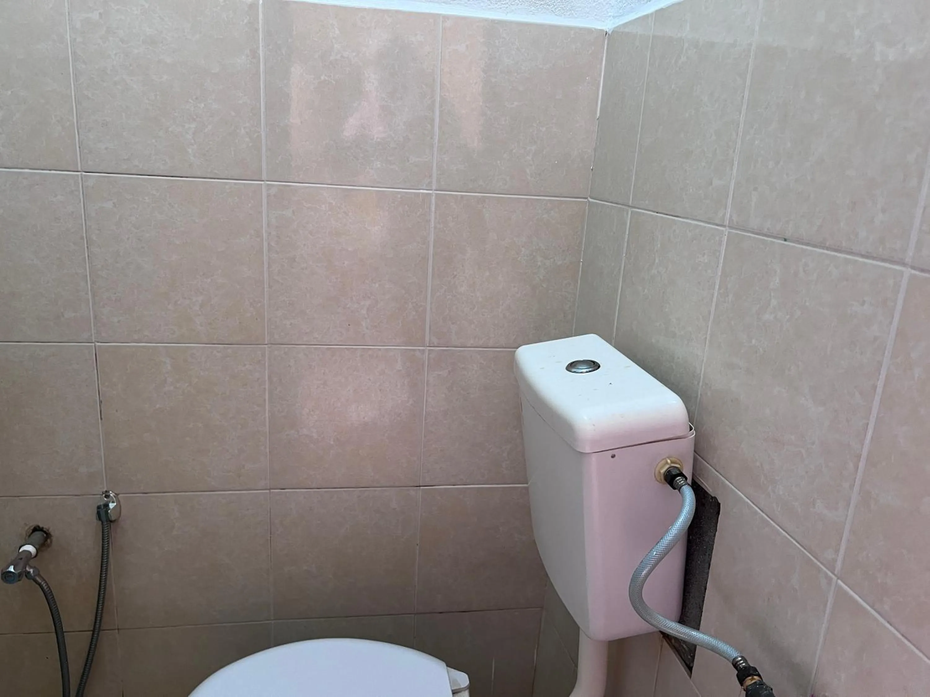 Bathroom in OYO 90981 Chenang Rest House 1