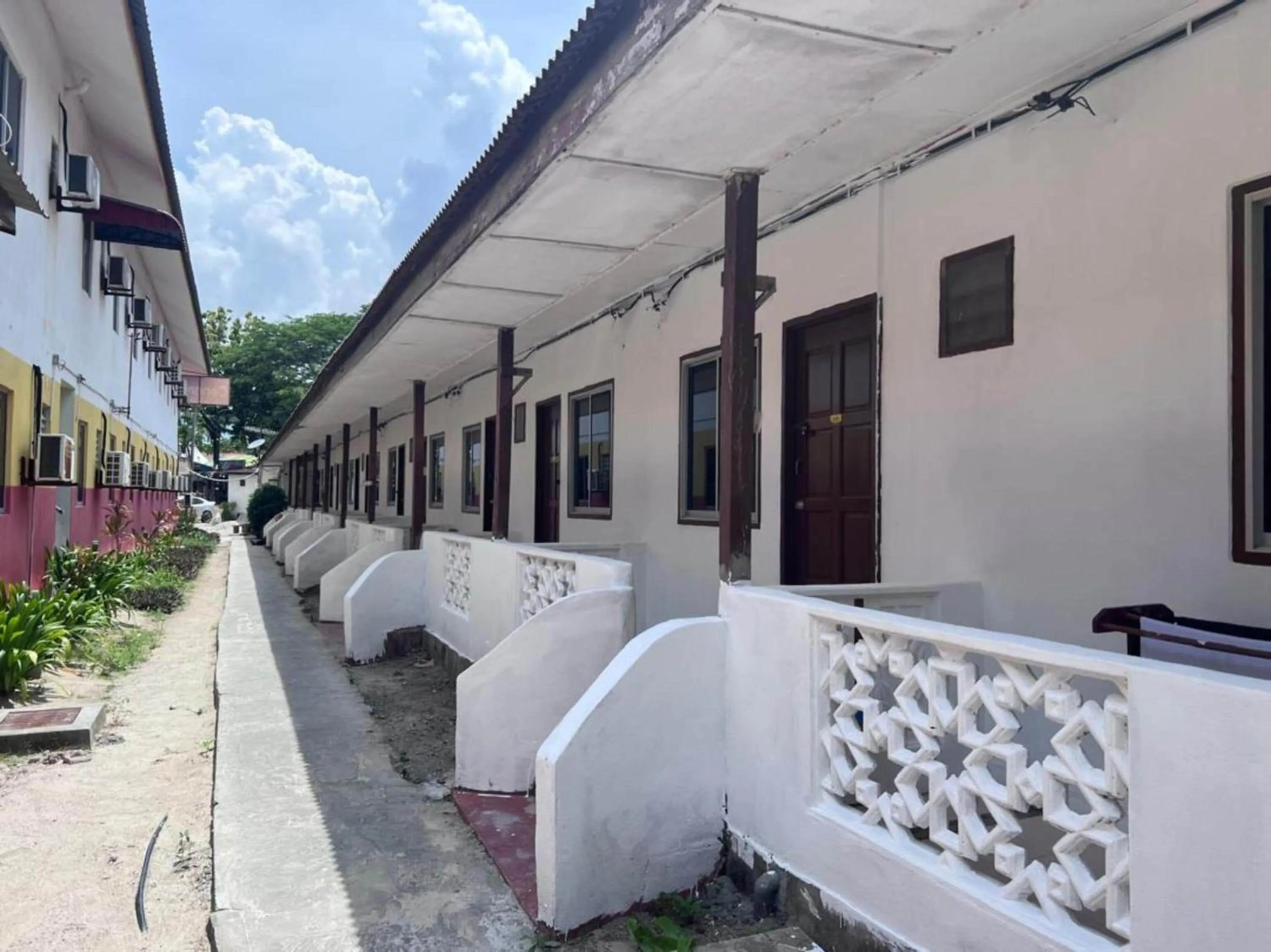 Facade/entrance in OYO 90981 Chenang Rest House 1