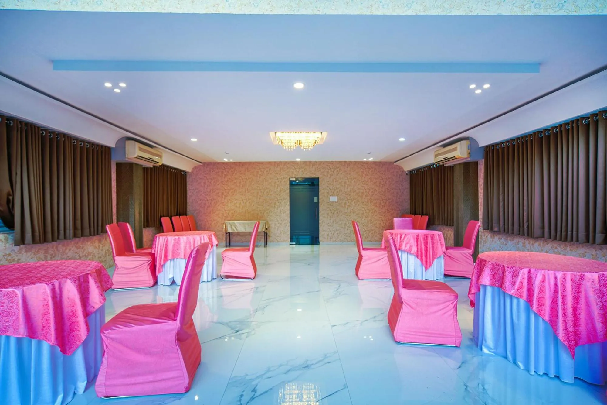 Restaurant/places to eat in FabHotel J Palace