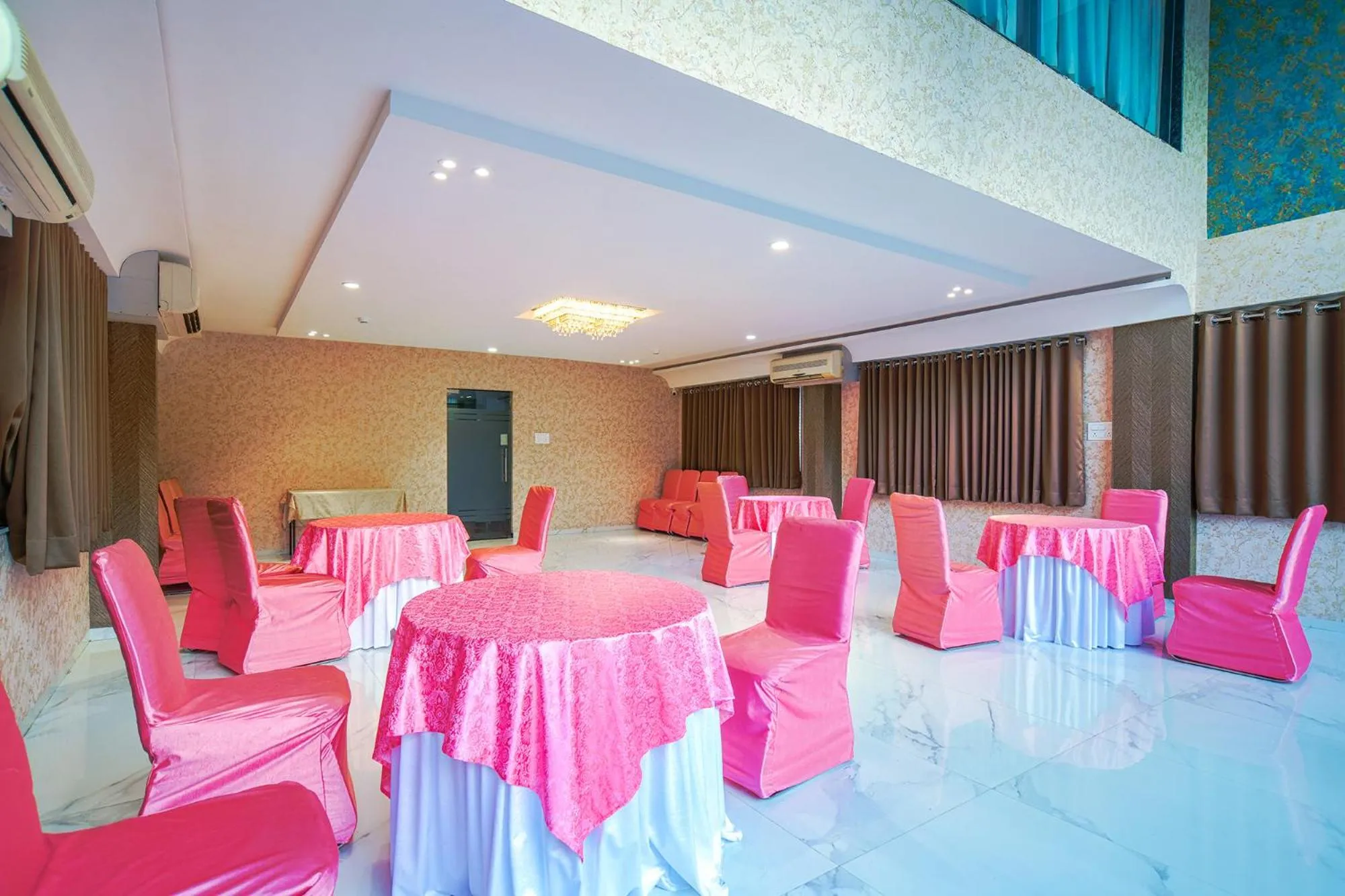 Restaurant/places to eat in FabHotel J Palace