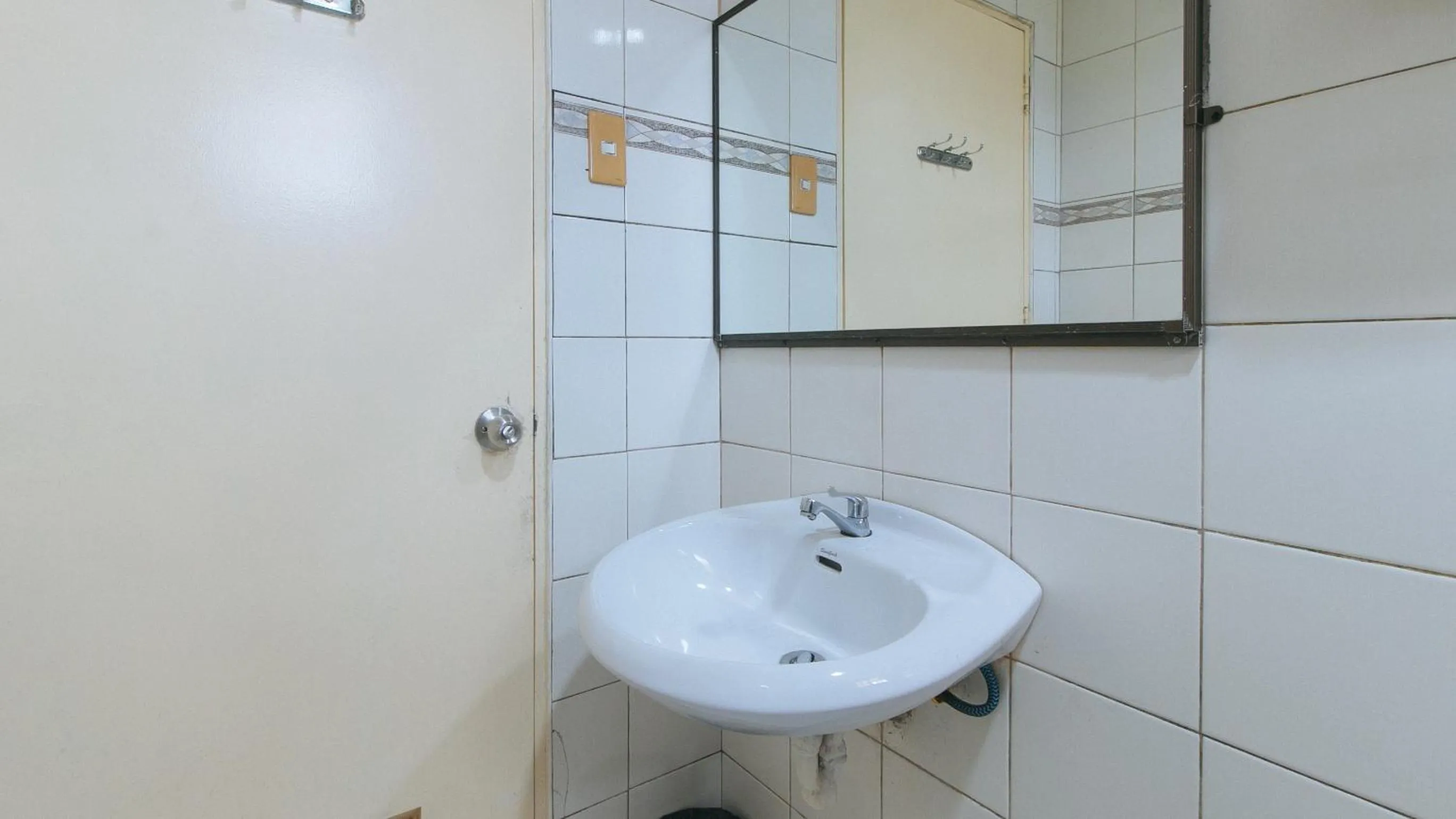 Bathroom in RedDoorz @ Tondaligan Beach Hotel