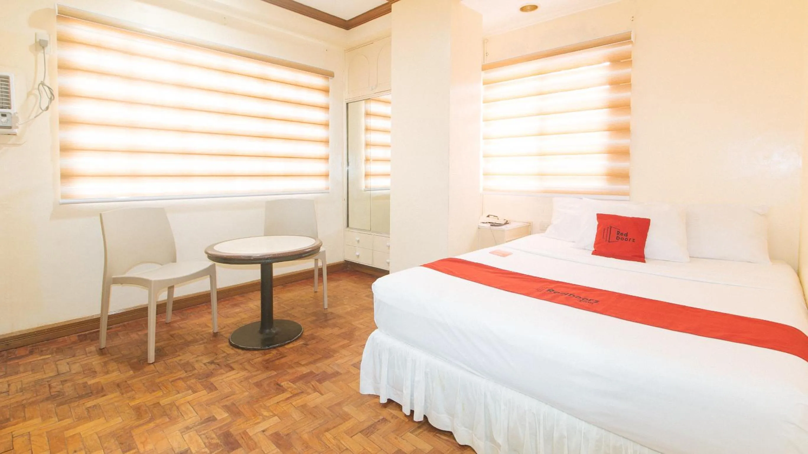 Bed in RedDoorz @ Tondaligan Beach Hotel