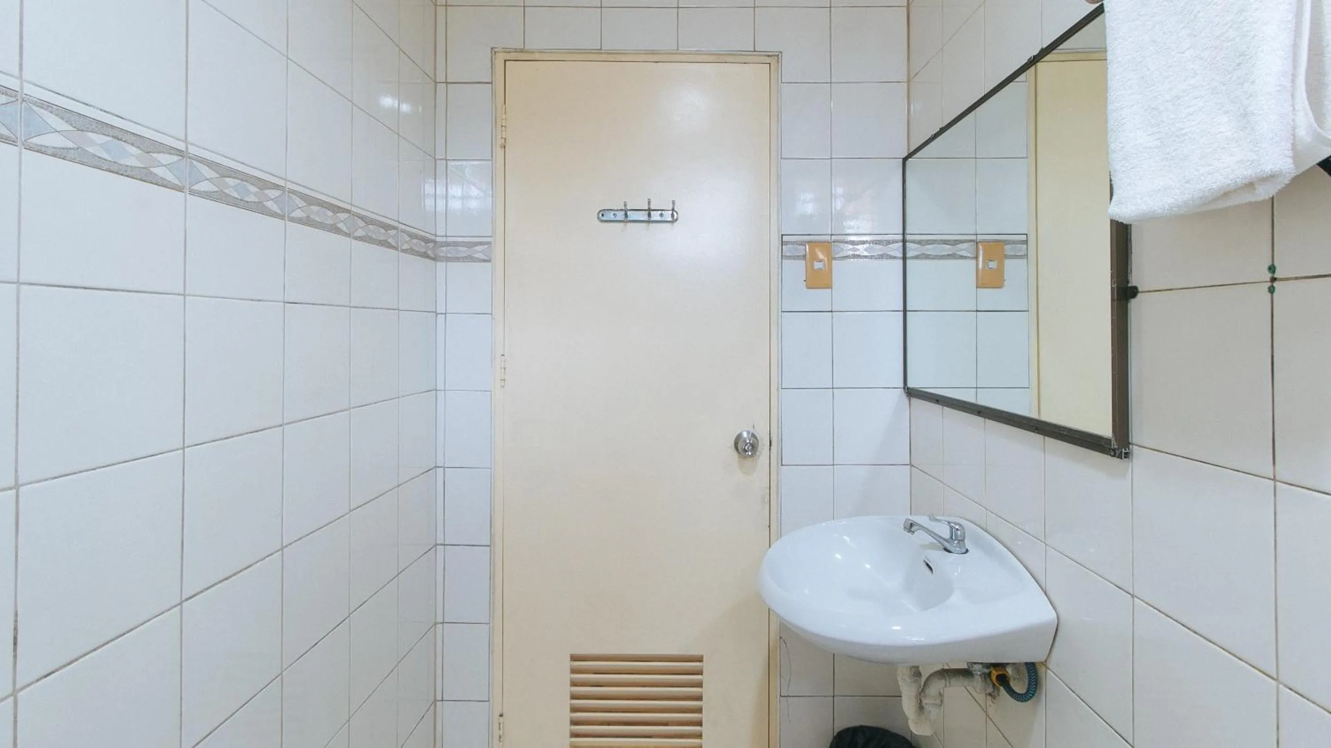 Bathroom in RedDoorz @ Tondaligan Beach Hotel