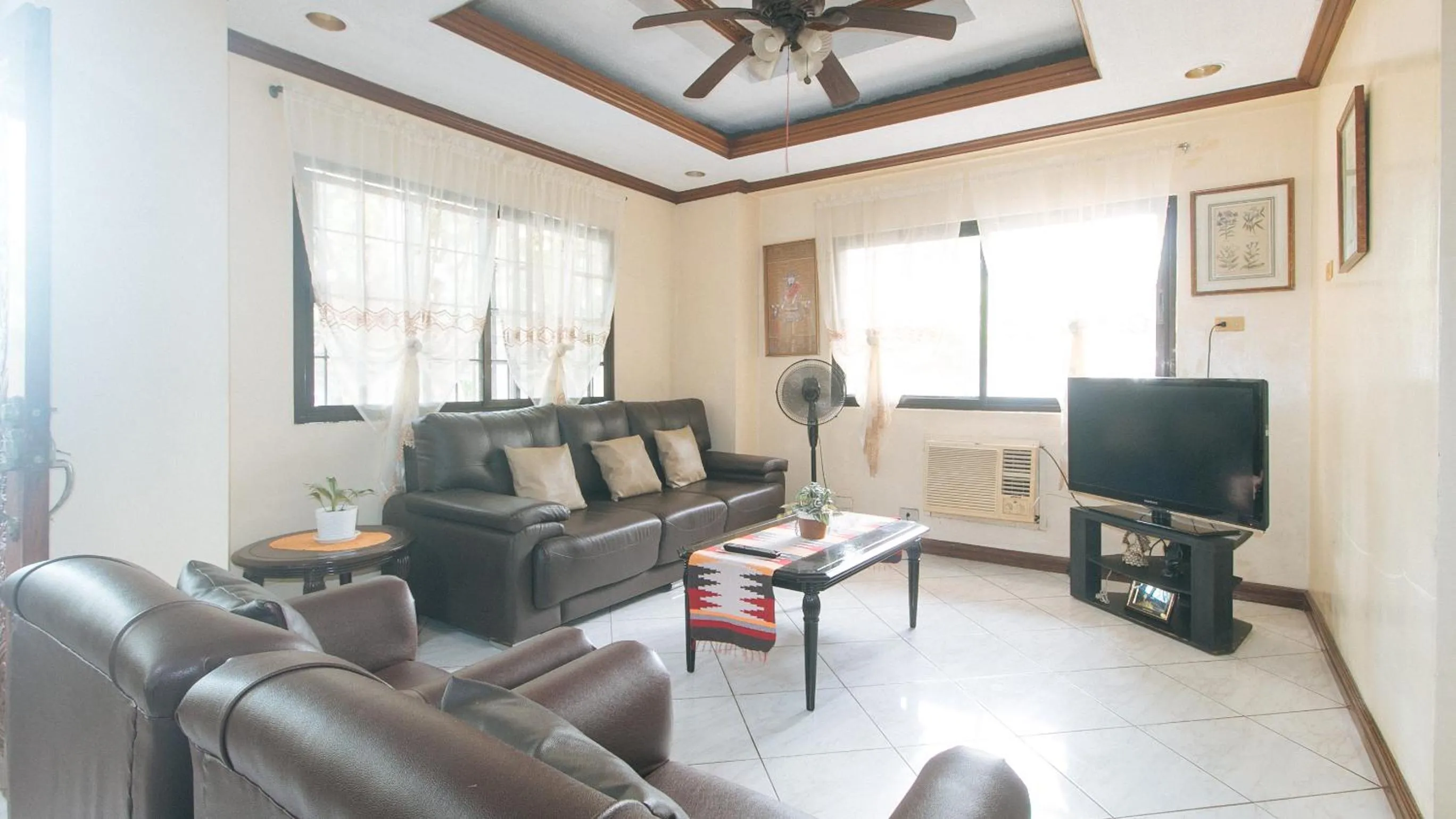 Lobby or reception in RedDoorz @ Tondaligan Beach Hotel