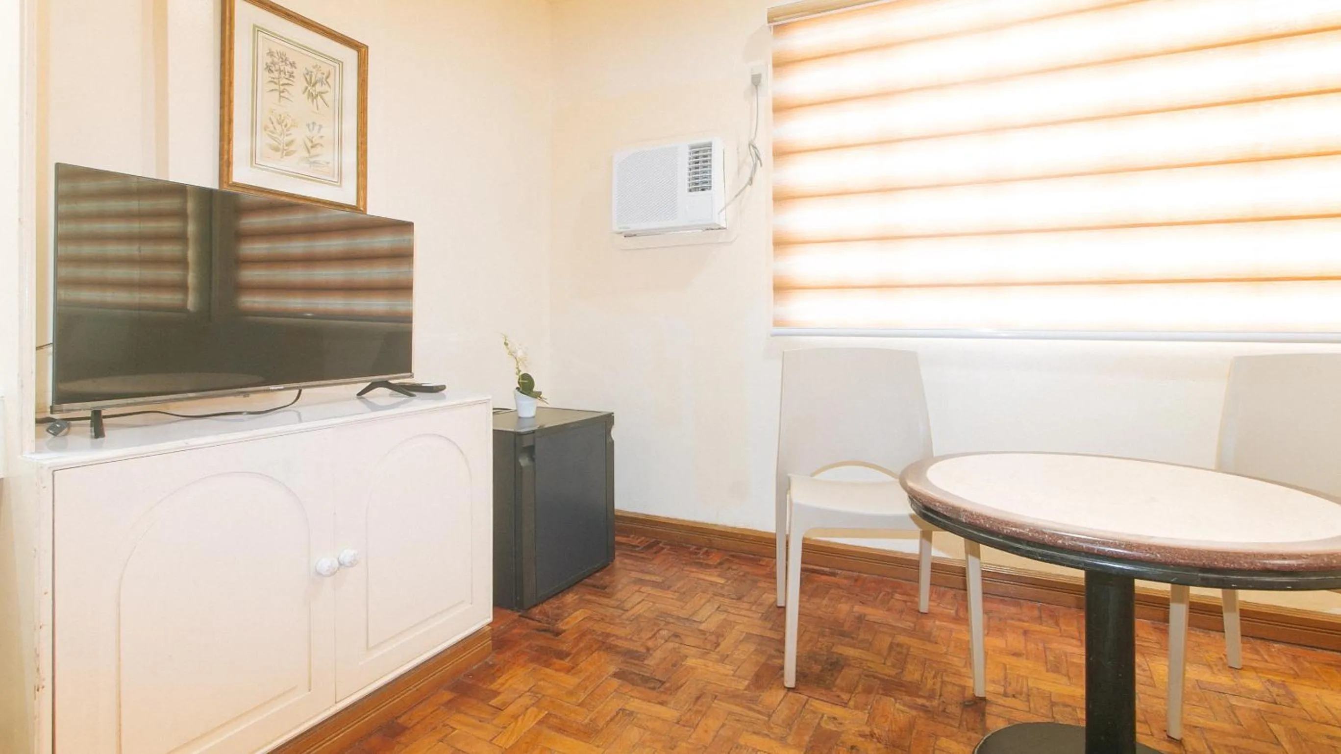 Bedroom in RedDoorz @ Tondaligan Beach Hotel