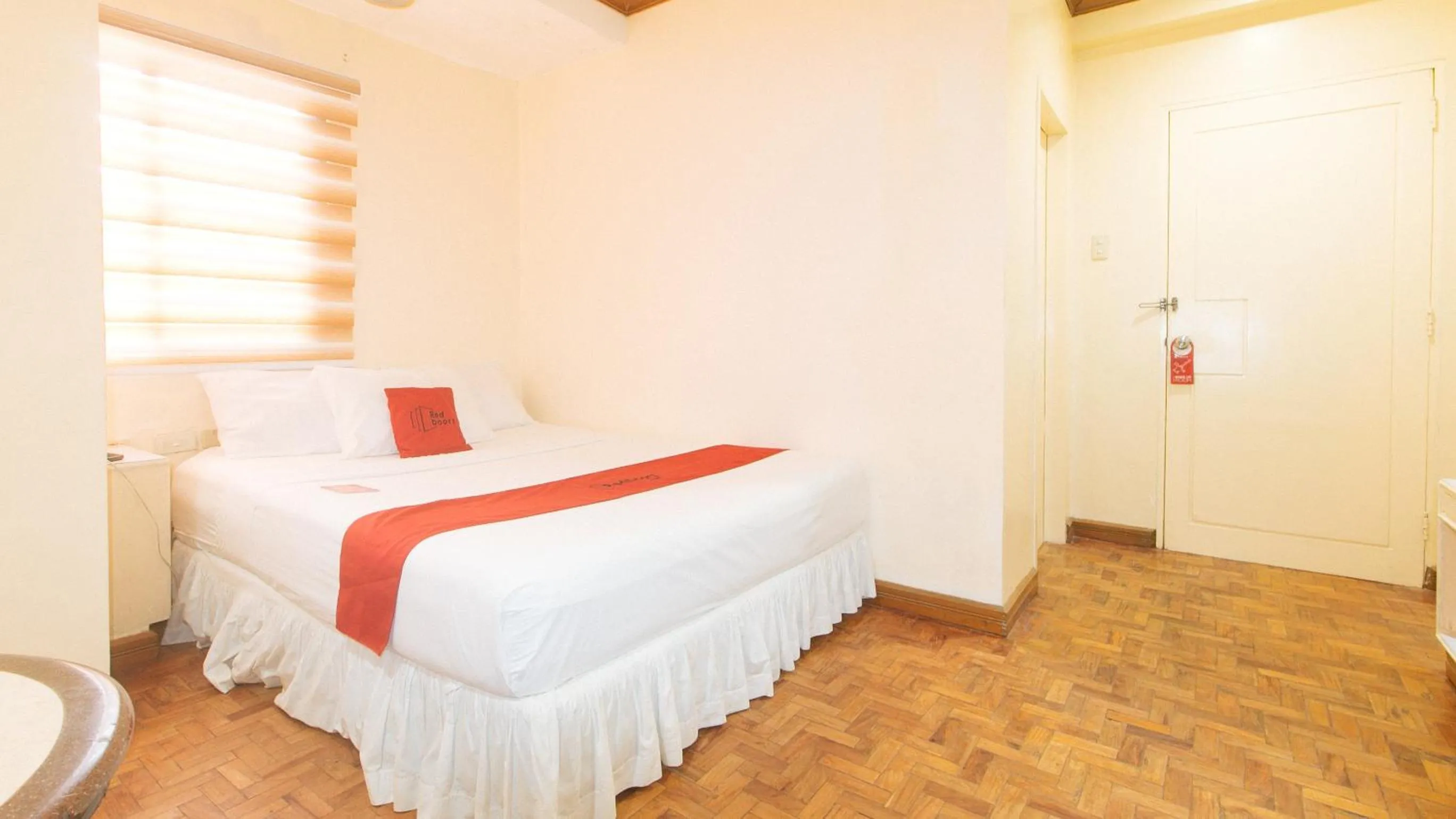 Bed in RedDoorz @ Tondaligan Beach Hotel