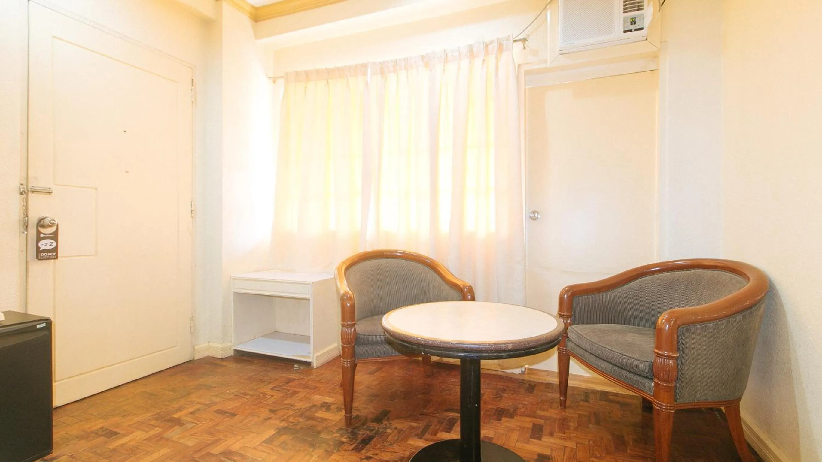 Bedroom in RedDoorz @ Tondaligan Beach Hotel