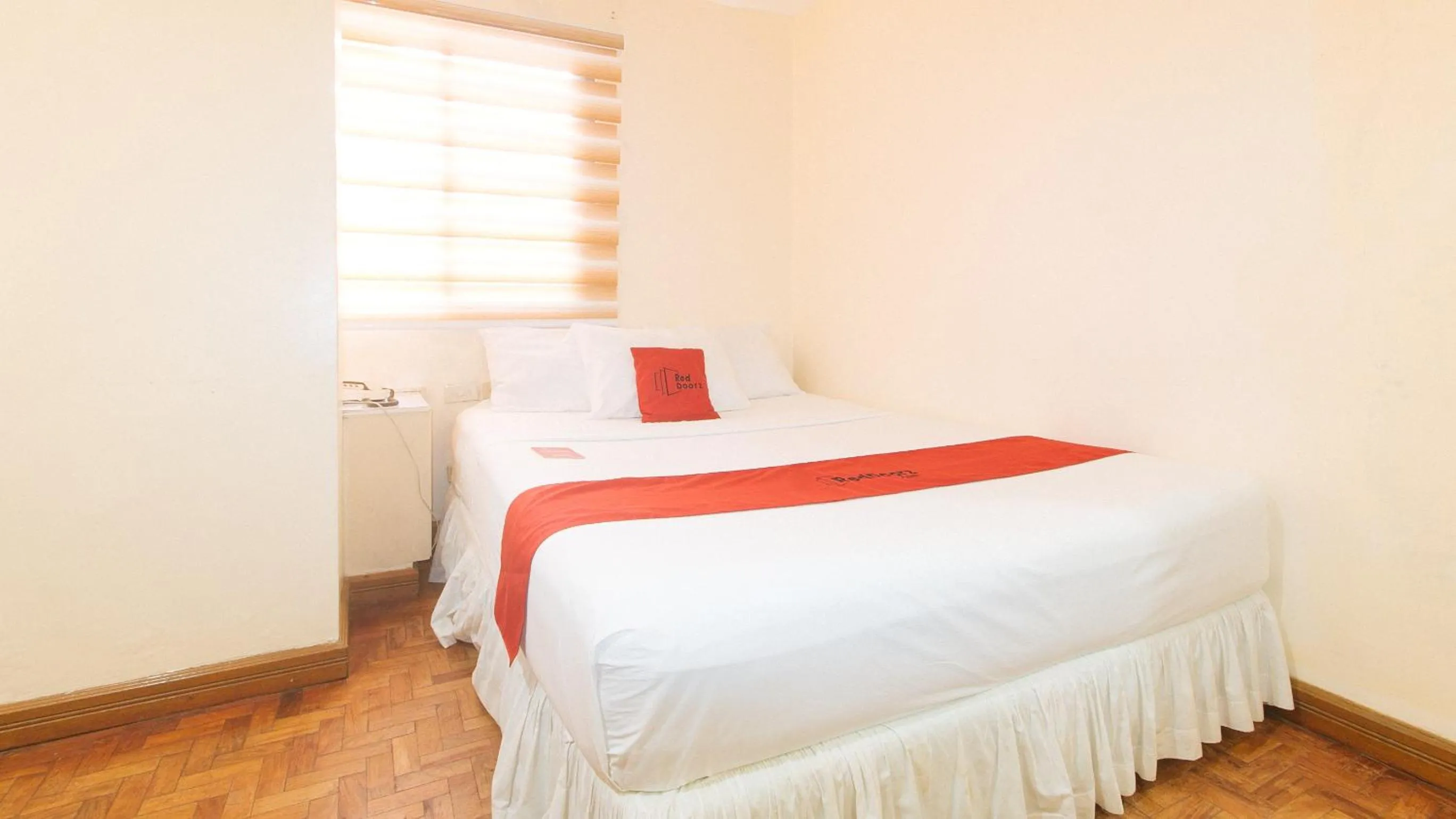 Bed in RedDoorz @ Tondaligan Beach Hotel