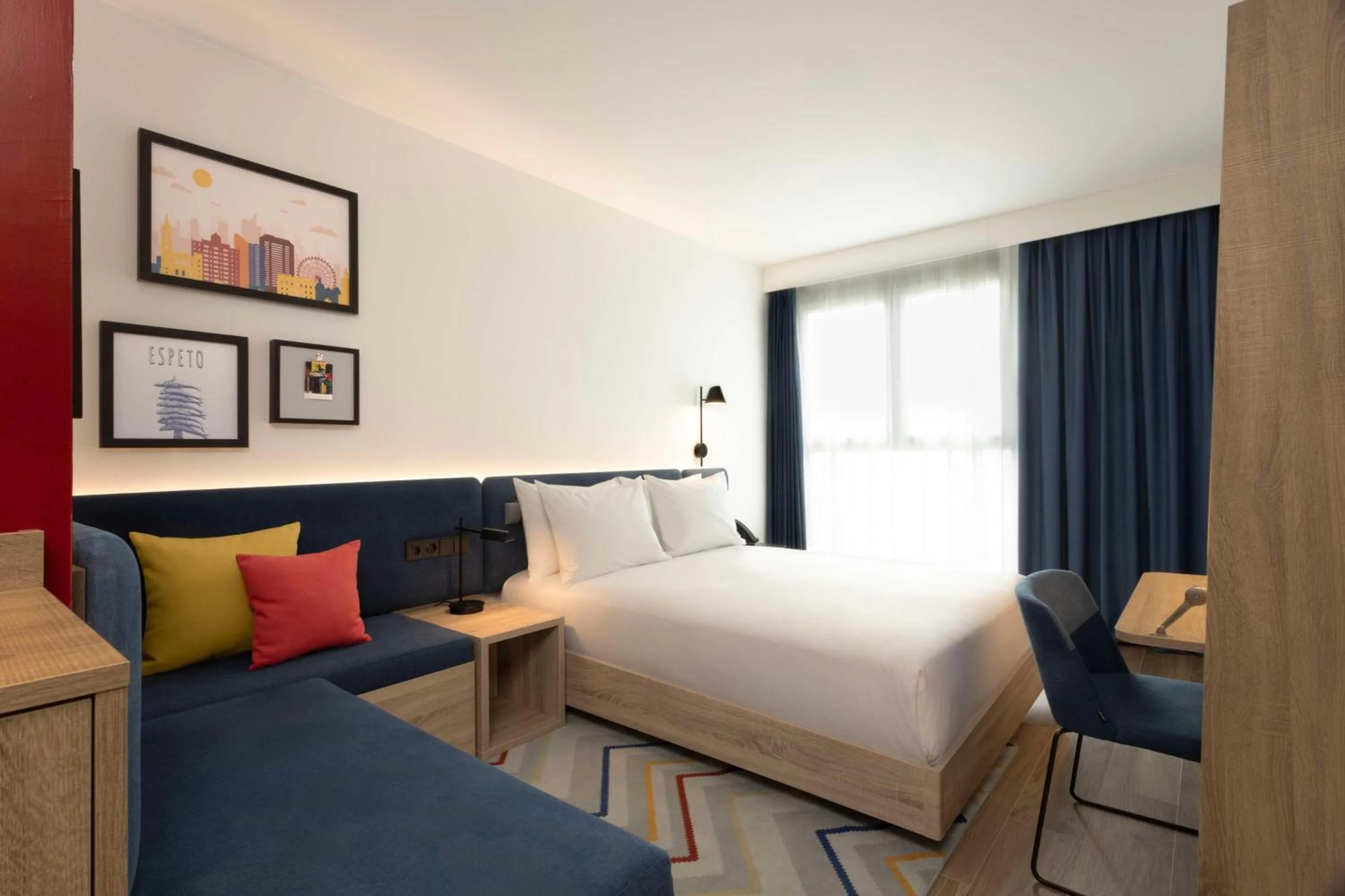 Living room, Bed in Hampton By Hilton Malaga Martiricos