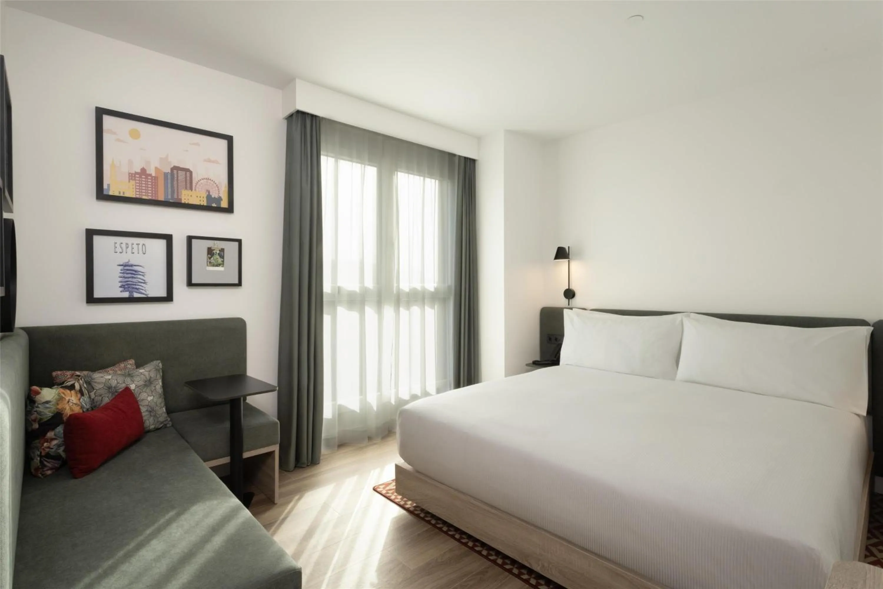 Living room, Bed in Hampton By Hilton Malaga Martiricos