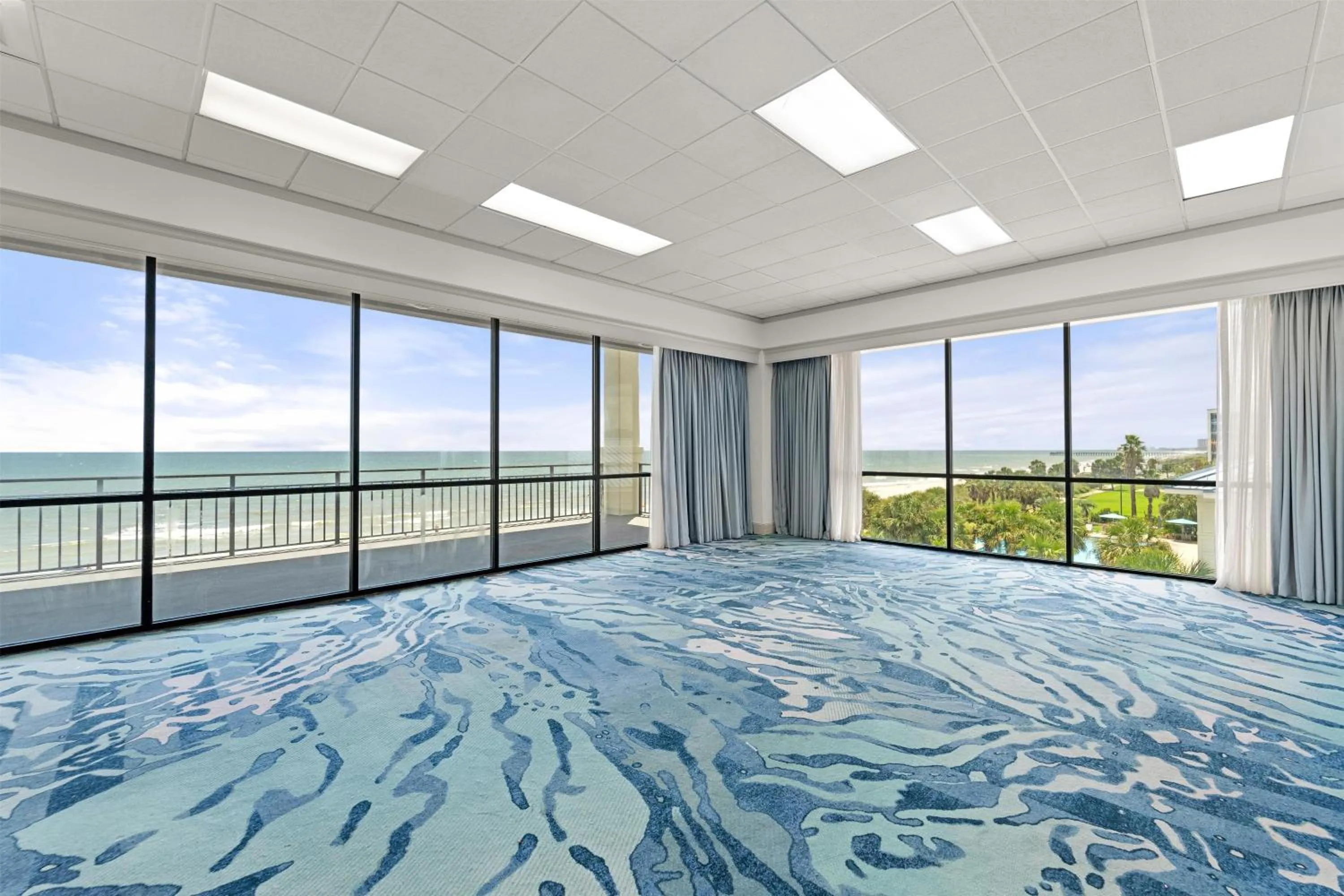 Meeting/conference room, Bed in The Ellie Beach Resort Myrtle Beach, Tapestry By Hilton