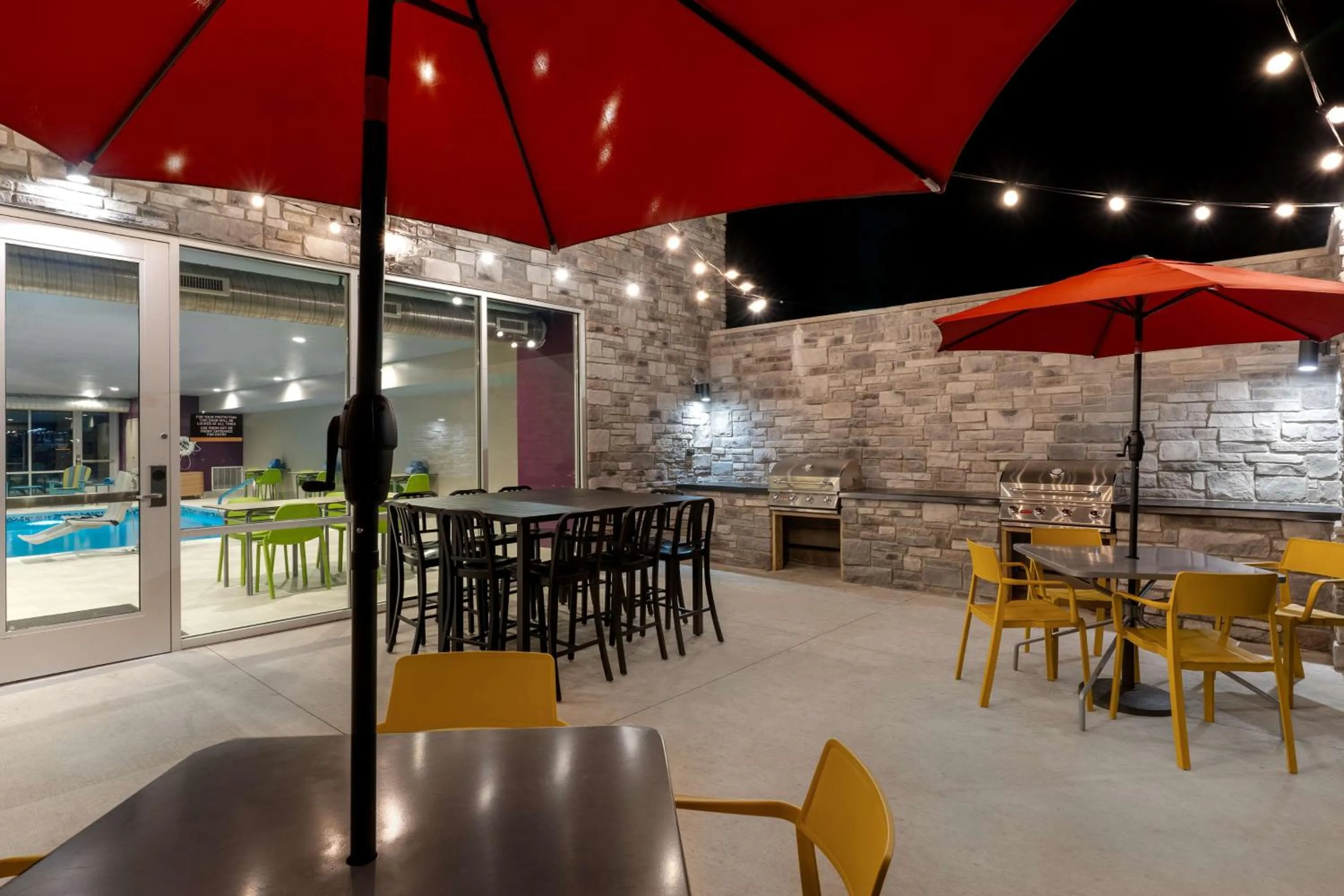 Dining area in Home2 Suites By Hilton Kokomo