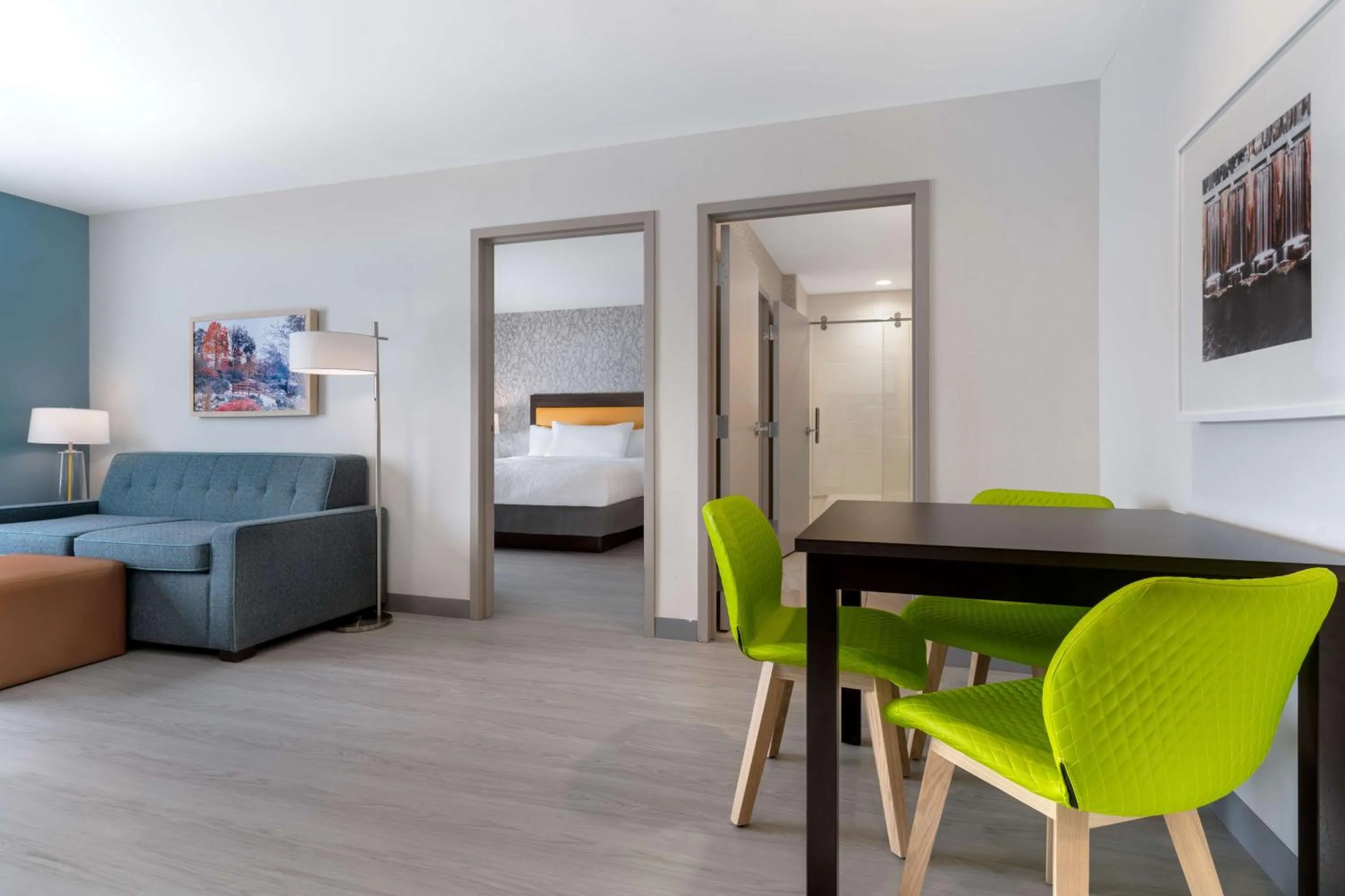 Living room, Bed in Home2 Suites By Hilton Kokomo