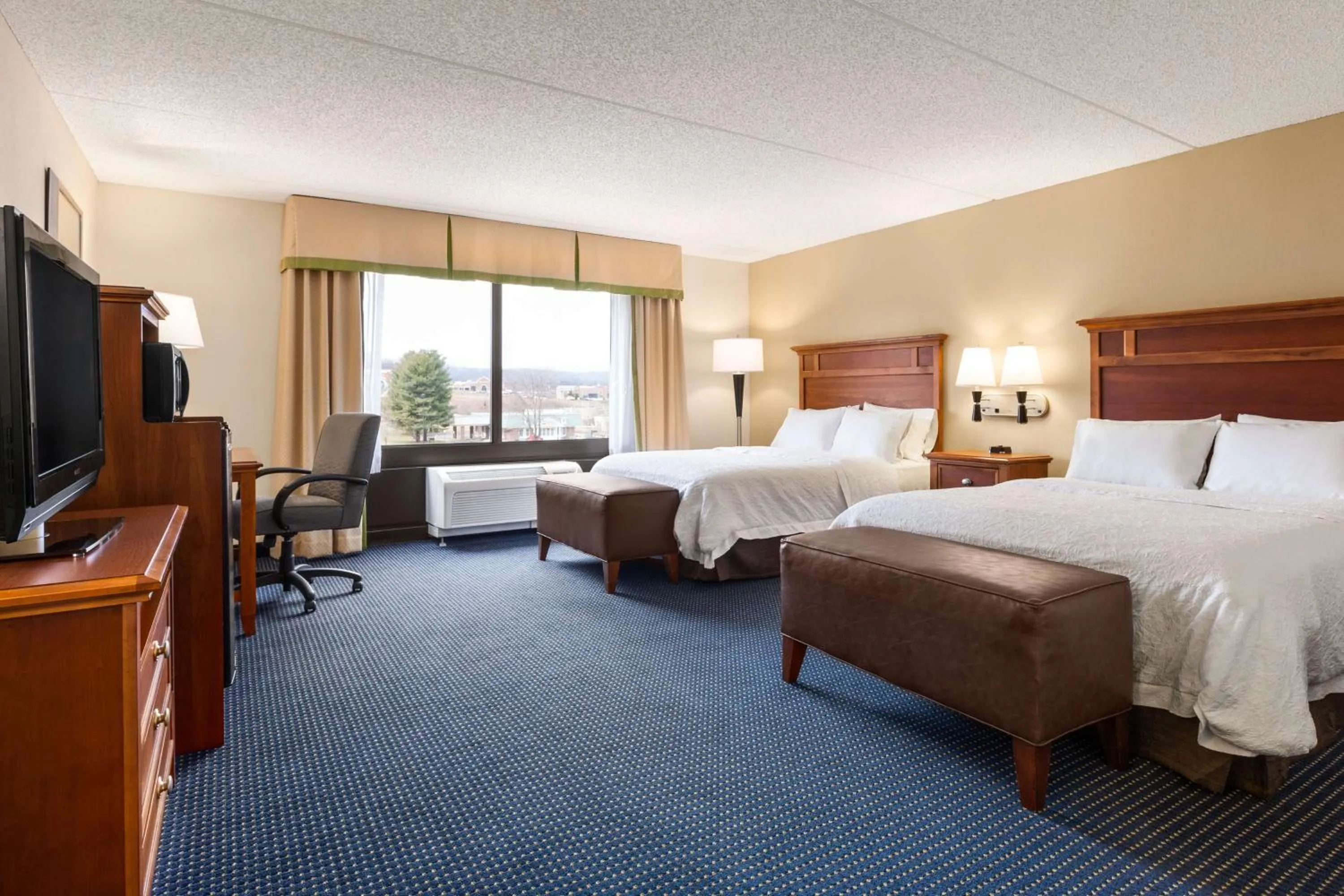 Bed in Hampton Inn Warrenton, Va