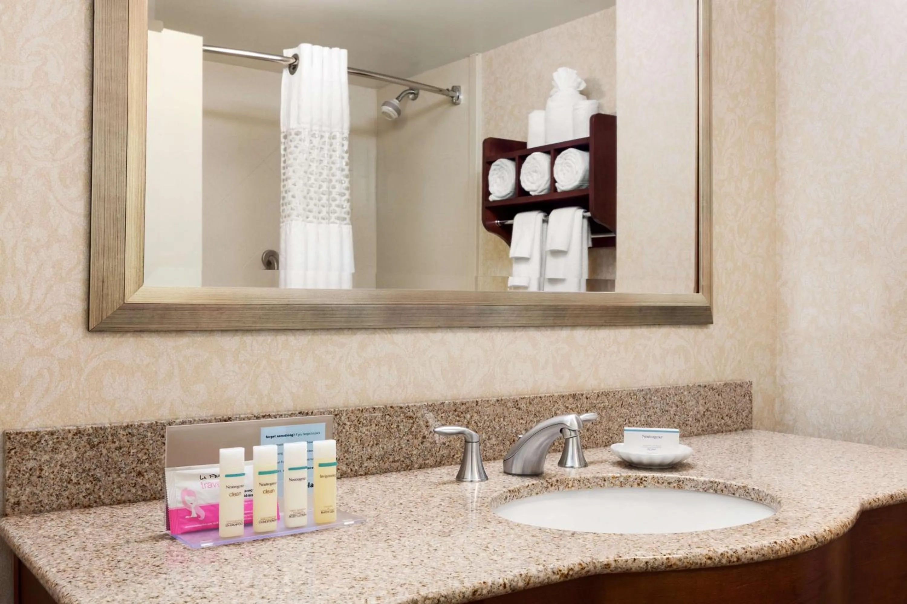 Bed in Hampton Inn Warrenton, Va