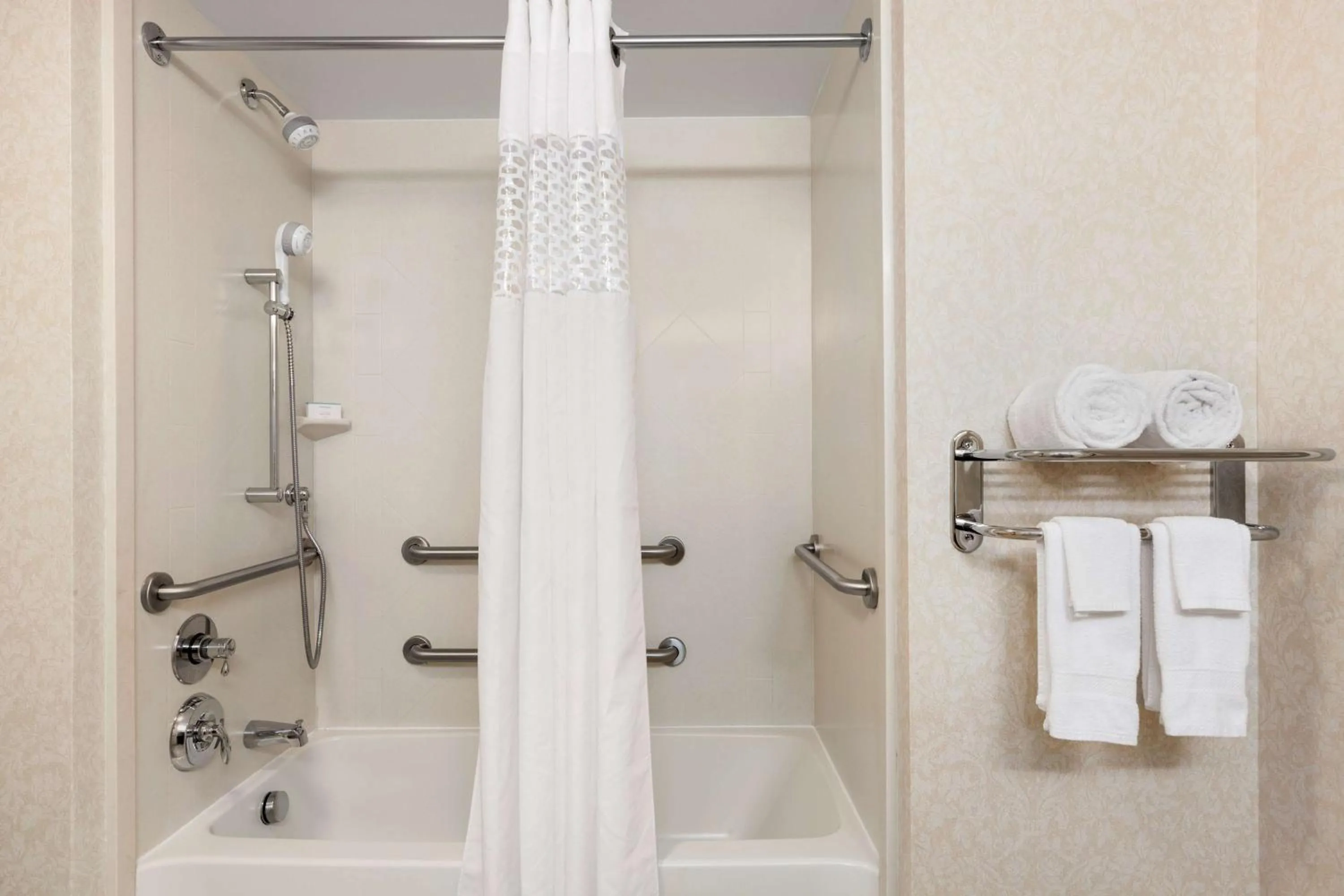 Bathroom in Hampton Inn Warrenton, Va