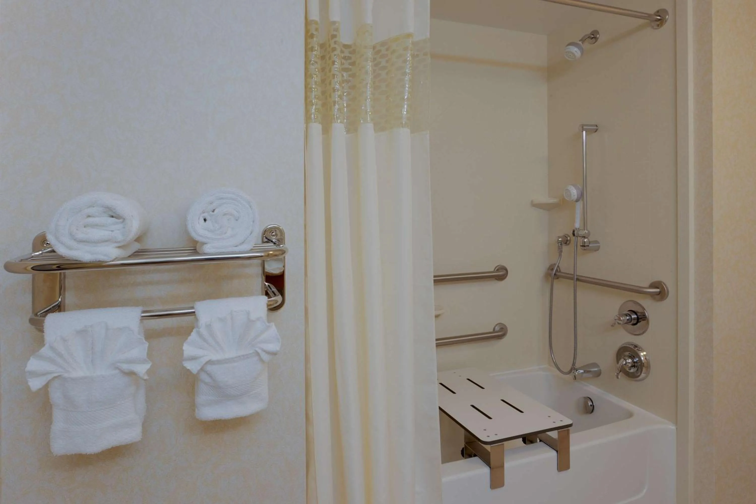 Bathroom in Hampton Inn Warrenton, Va