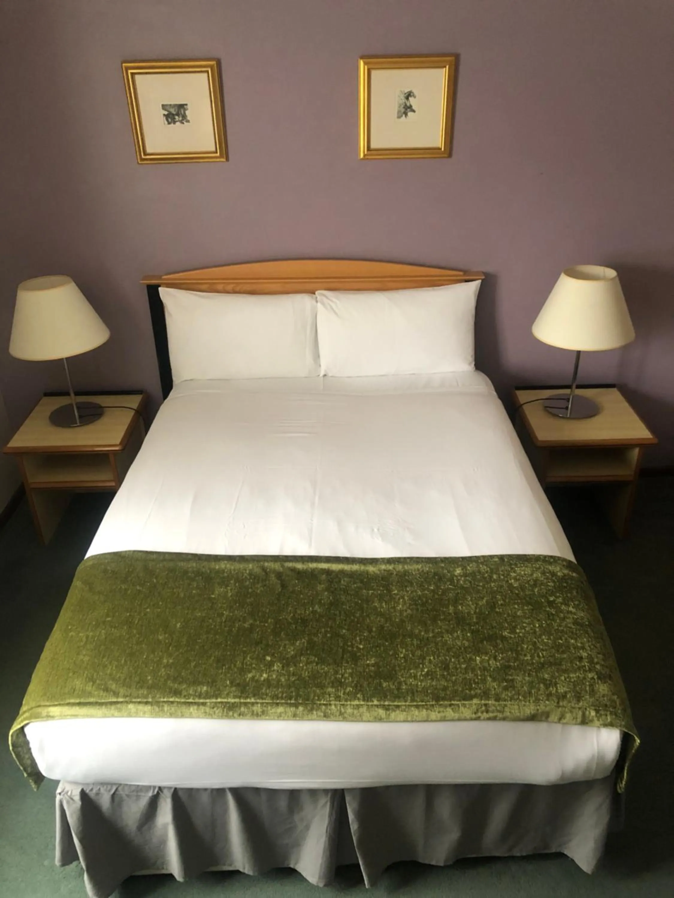 Bedroom, Bed in Redwings Lodge Sawtry Huntingdon