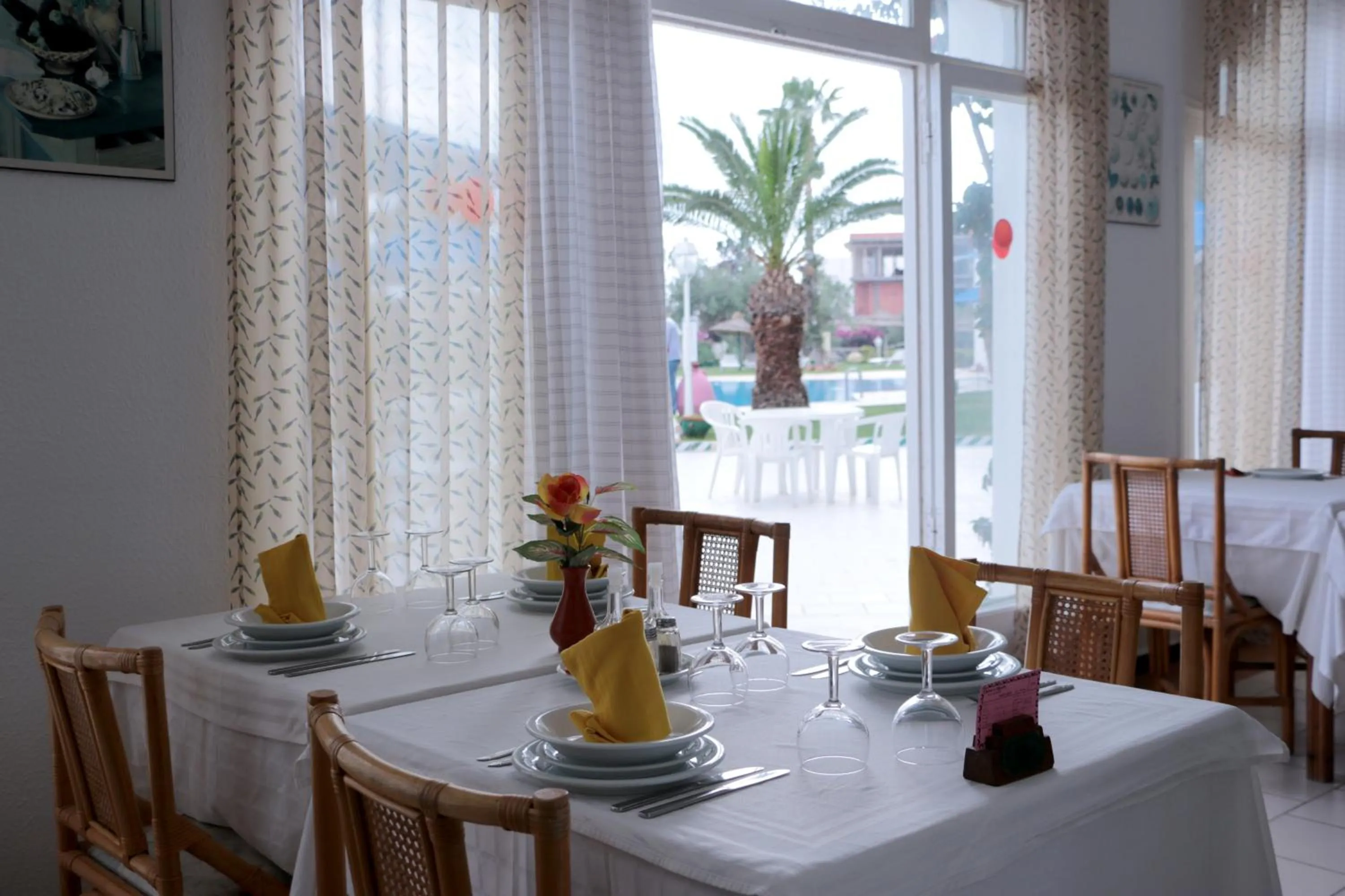 Restaurant/places to eat in Hotel Le Khalife