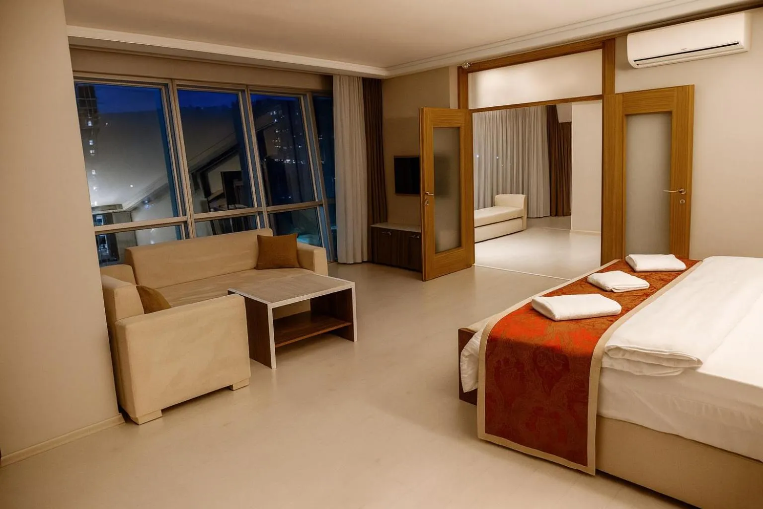 Bedroom, Bed in Cevaher Hotel & Suıtes