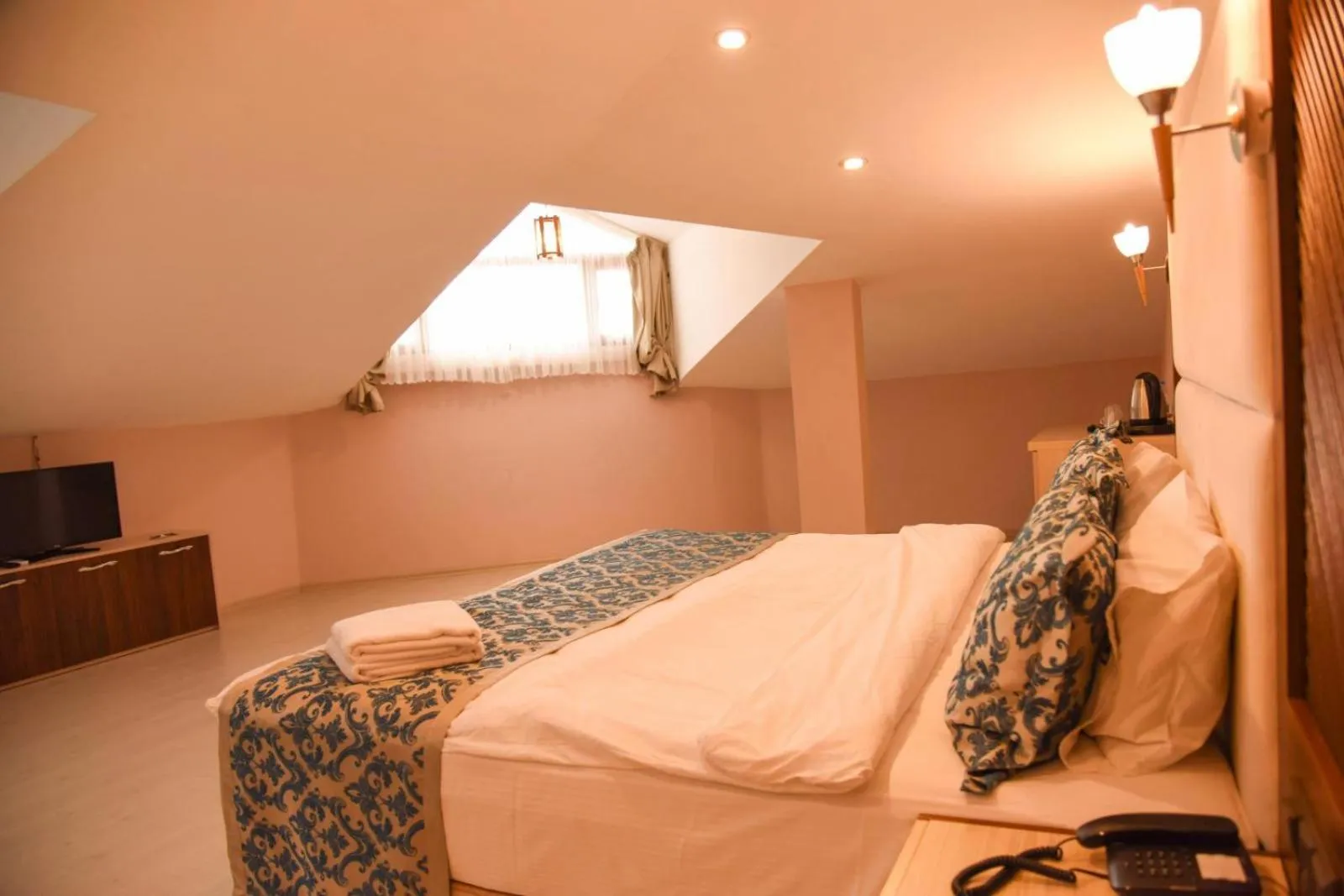 Photo of the whole room, Bed in Cevaher Hotel & Suıtes