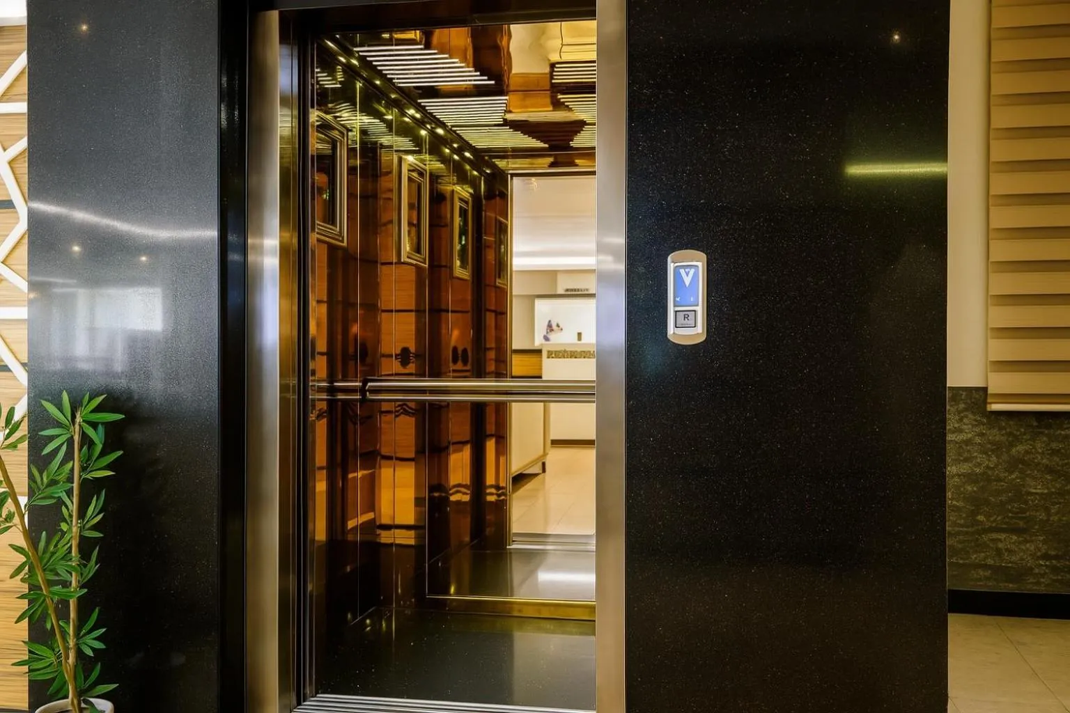 elevator in Cevaher Hotel & Suıtes