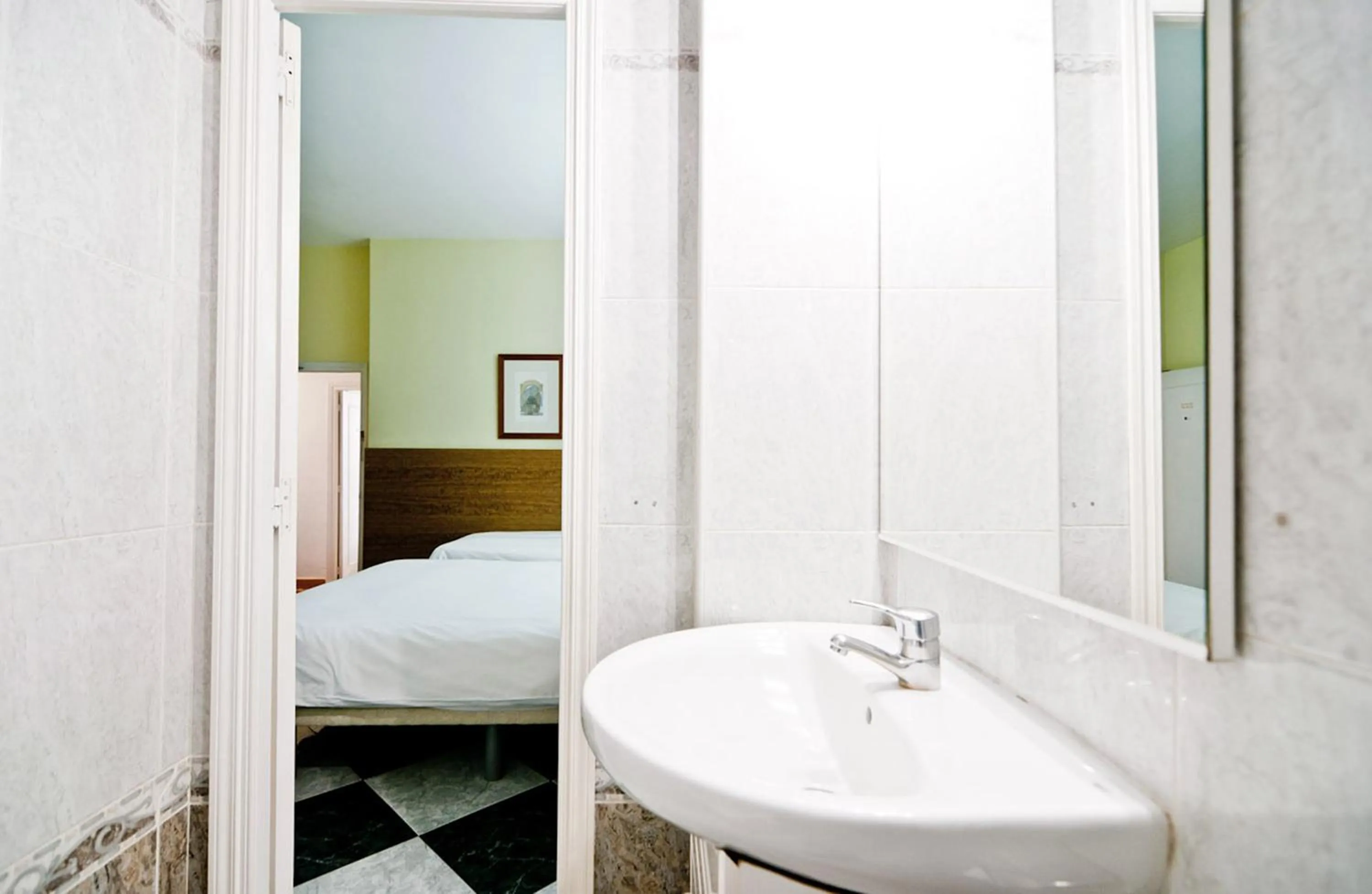 Bathroom, Bed in Hostal Asunción