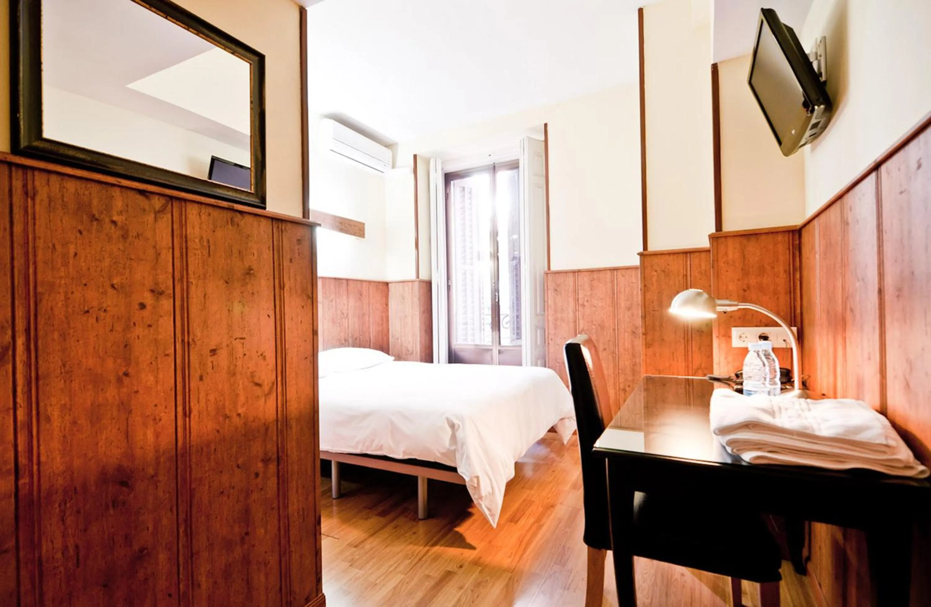 Photo of the whole room, Bed in Hostal Asunción