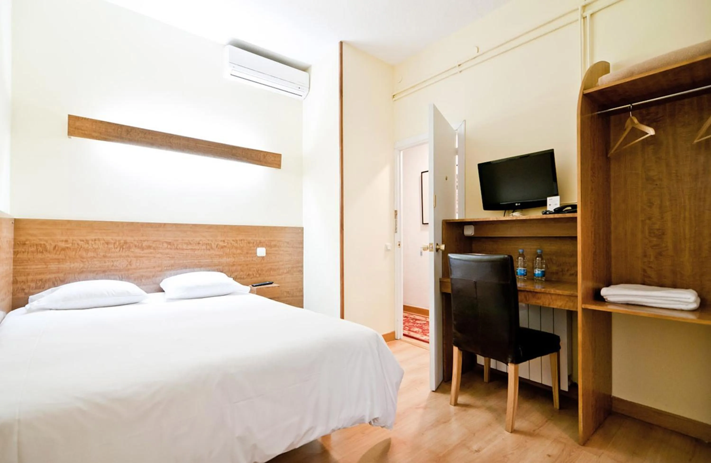 Photo of the whole room, Bed in Hostal Asunción