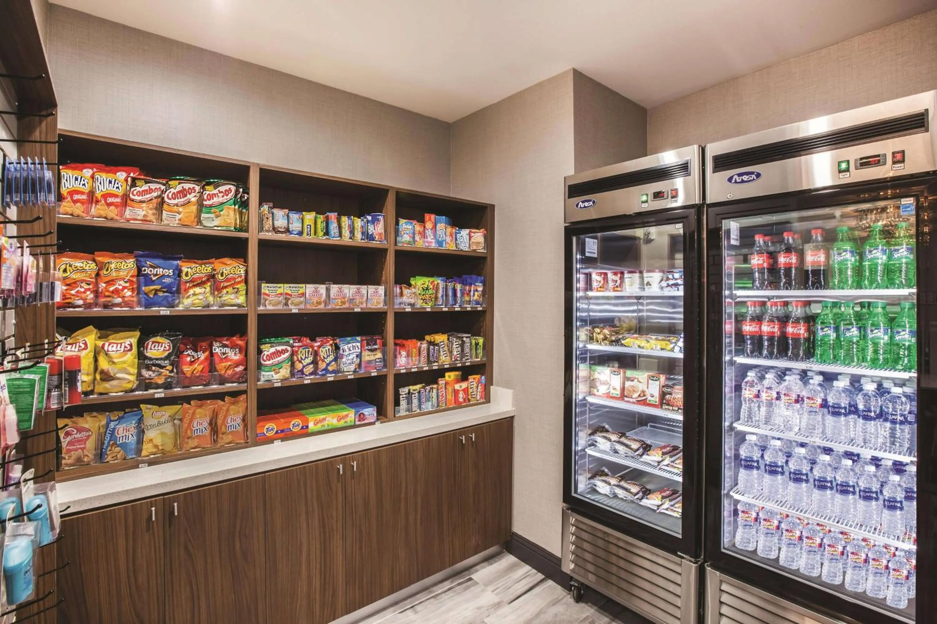 On-site shops in La Quinta Inn & Suites Port Allen La