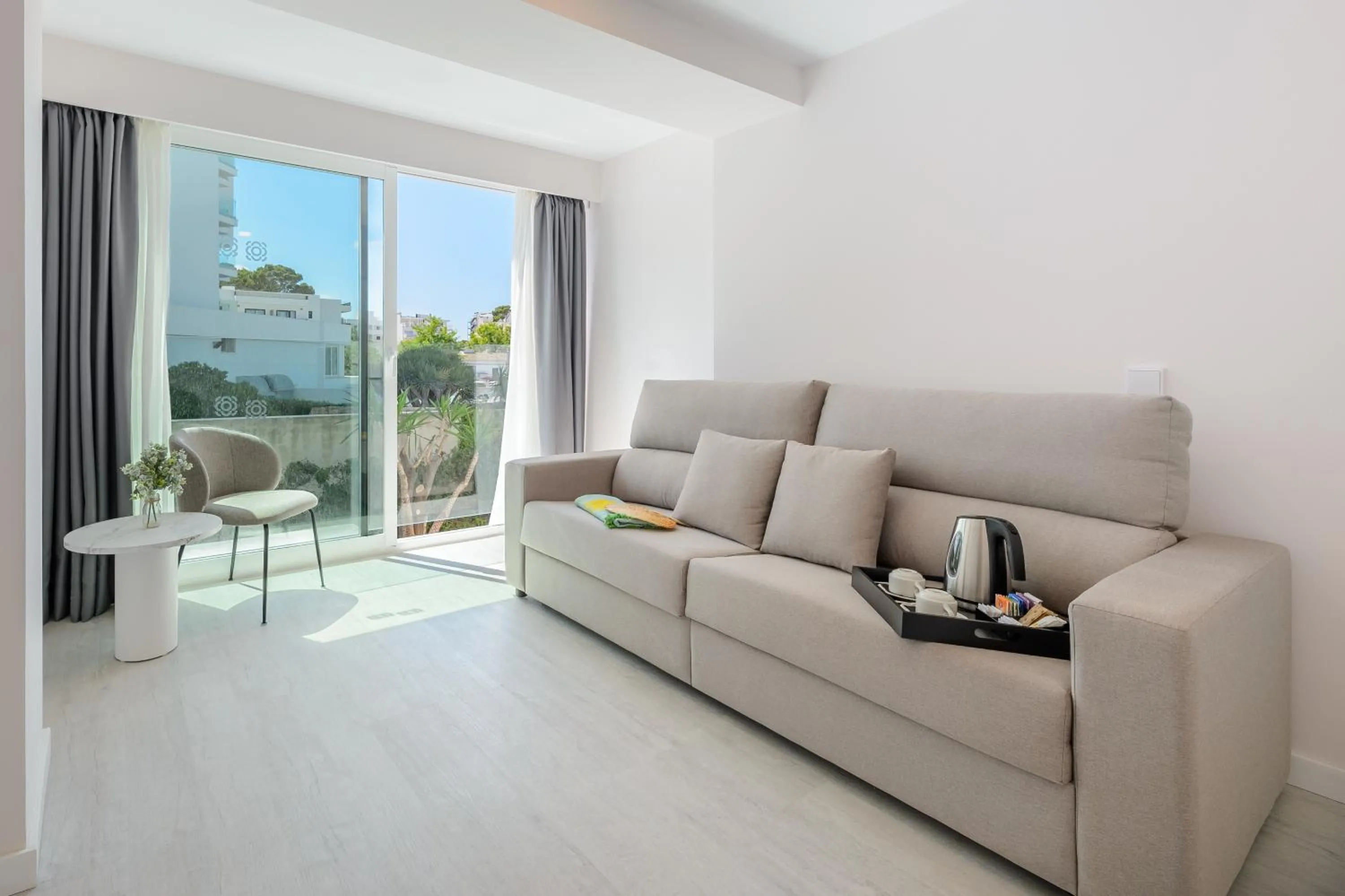 Seating area in Hotel Vibra Palma Cactus