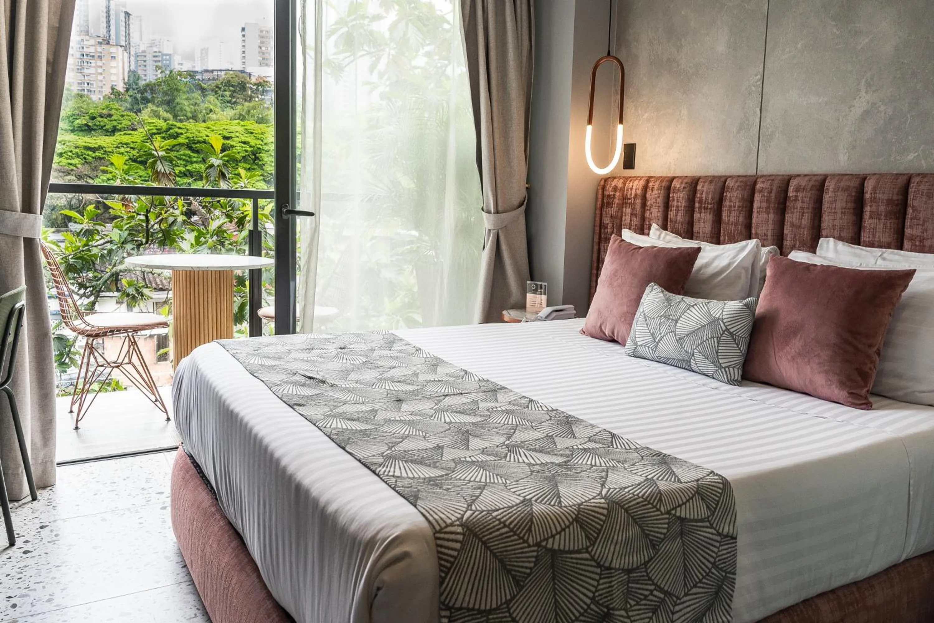 Superior Queen Room in The O by Seekers Medellín