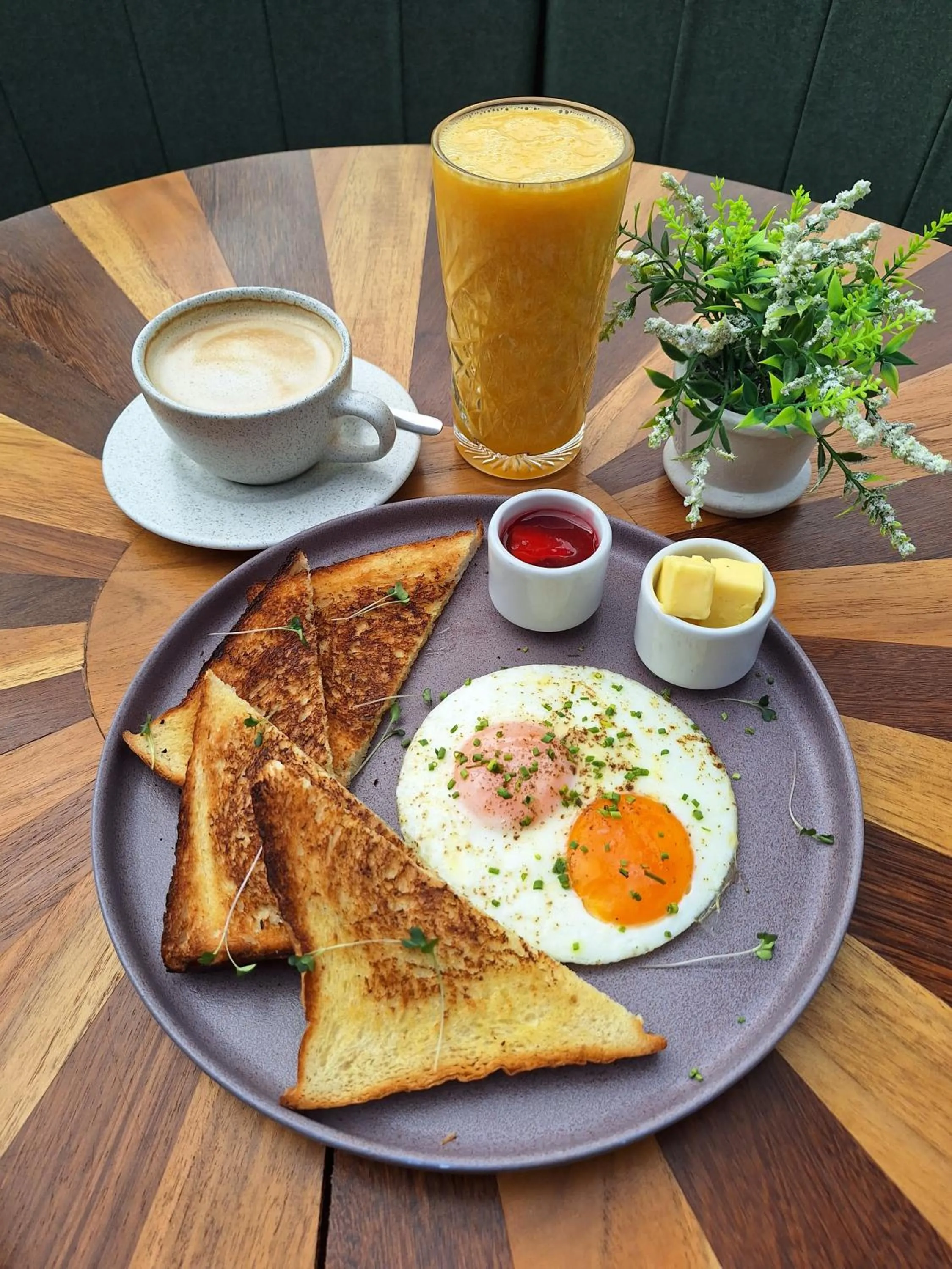 American breakfast in The O by Seekers Medellín