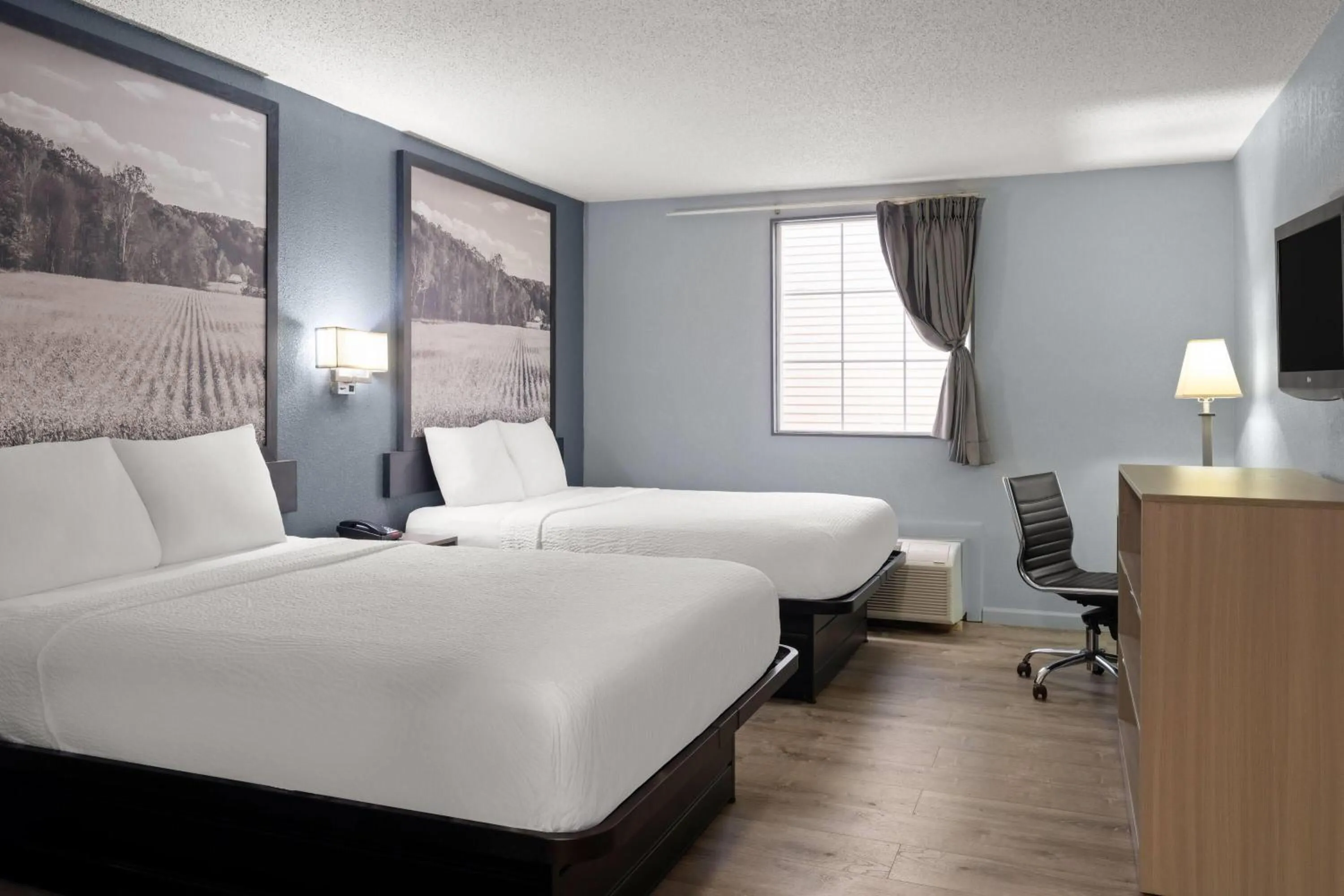 Bath, Bed in Super 8 by Wyndham Fort Wayne