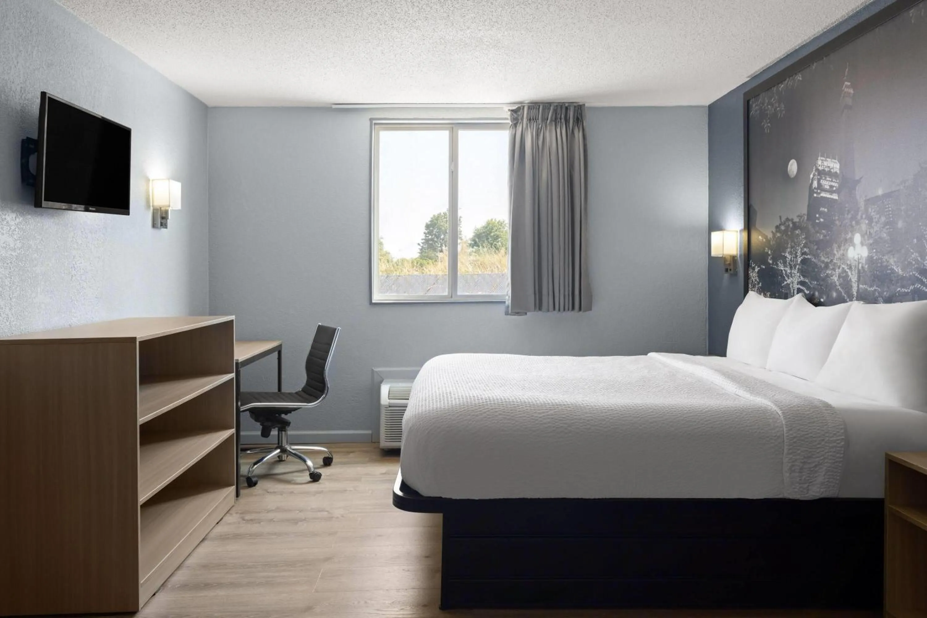 Photo of the whole room, Bed in Super 8 by Wyndham Fort Wayne