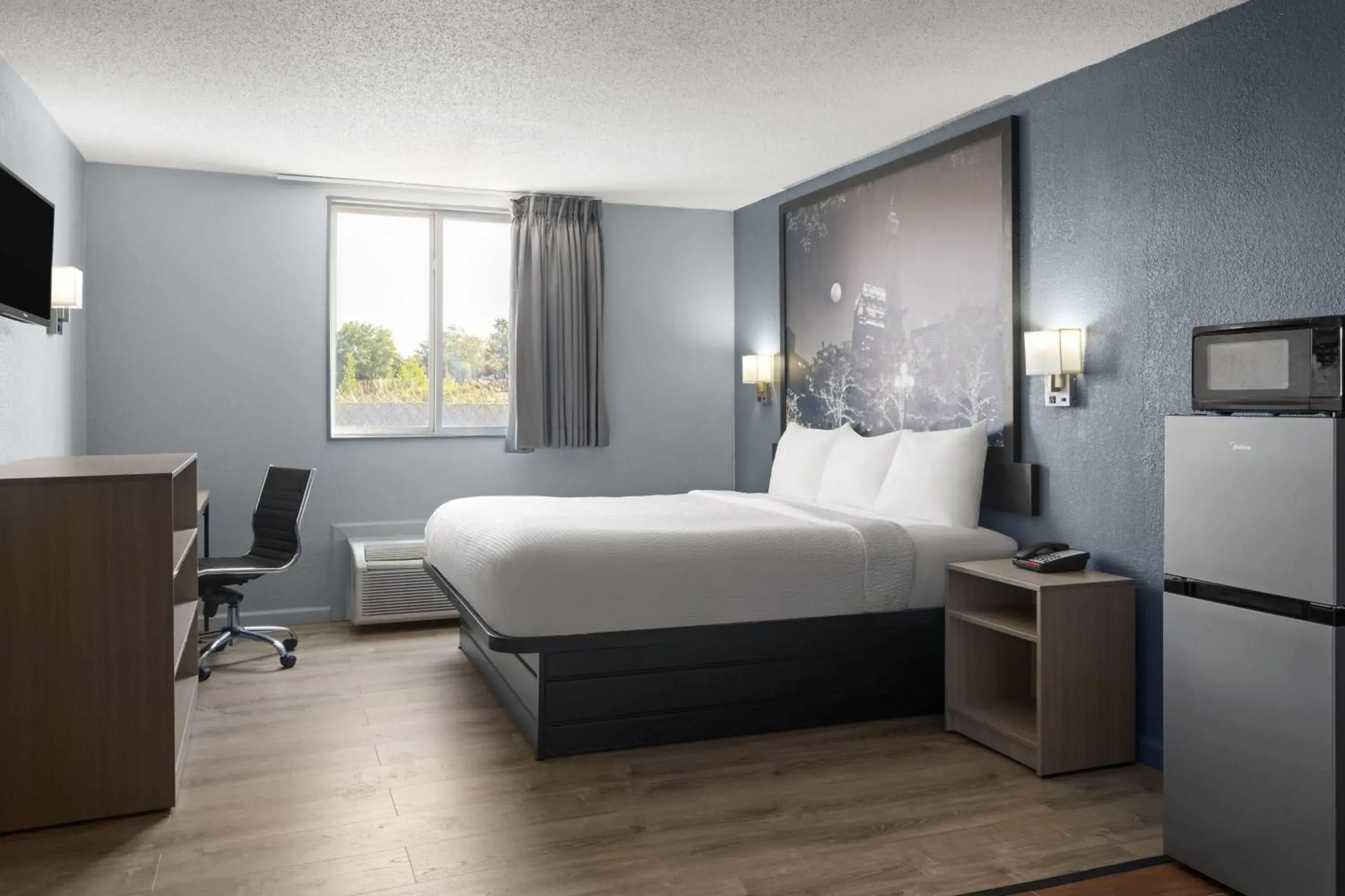 King Room with Roll-in Shower - Mobility Access/Non-Smoking in Super 8 by Wyndham Fort Wayne King Room with Roll-in Shower - Mobility Access/Non-Smoking in Super 8 by Wyndham Fort Wayne