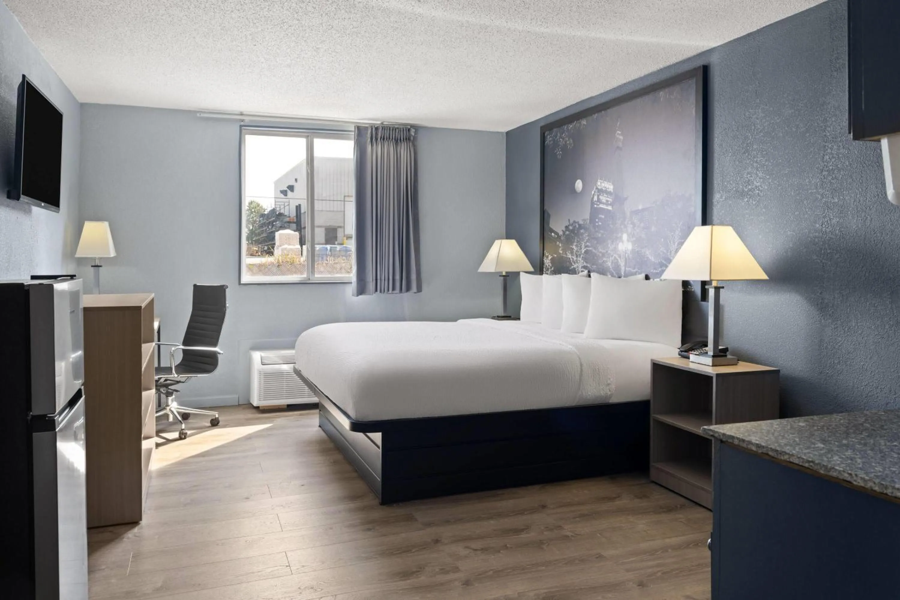 Photo of the whole room, Bed in Super 8 by Wyndham Fort Wayne