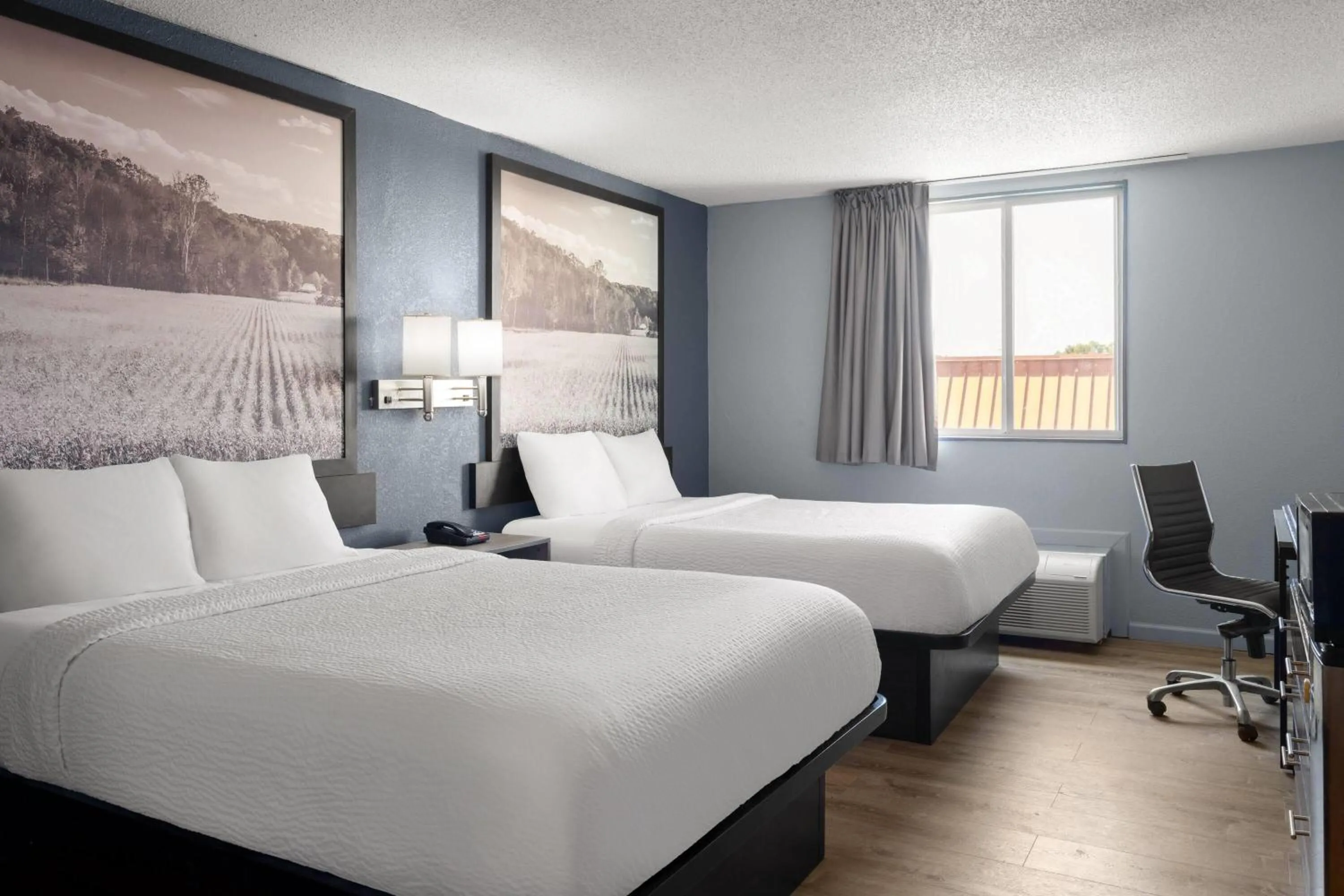 Photo of the whole room, Bed in Super 8 by Wyndham Fort Wayne